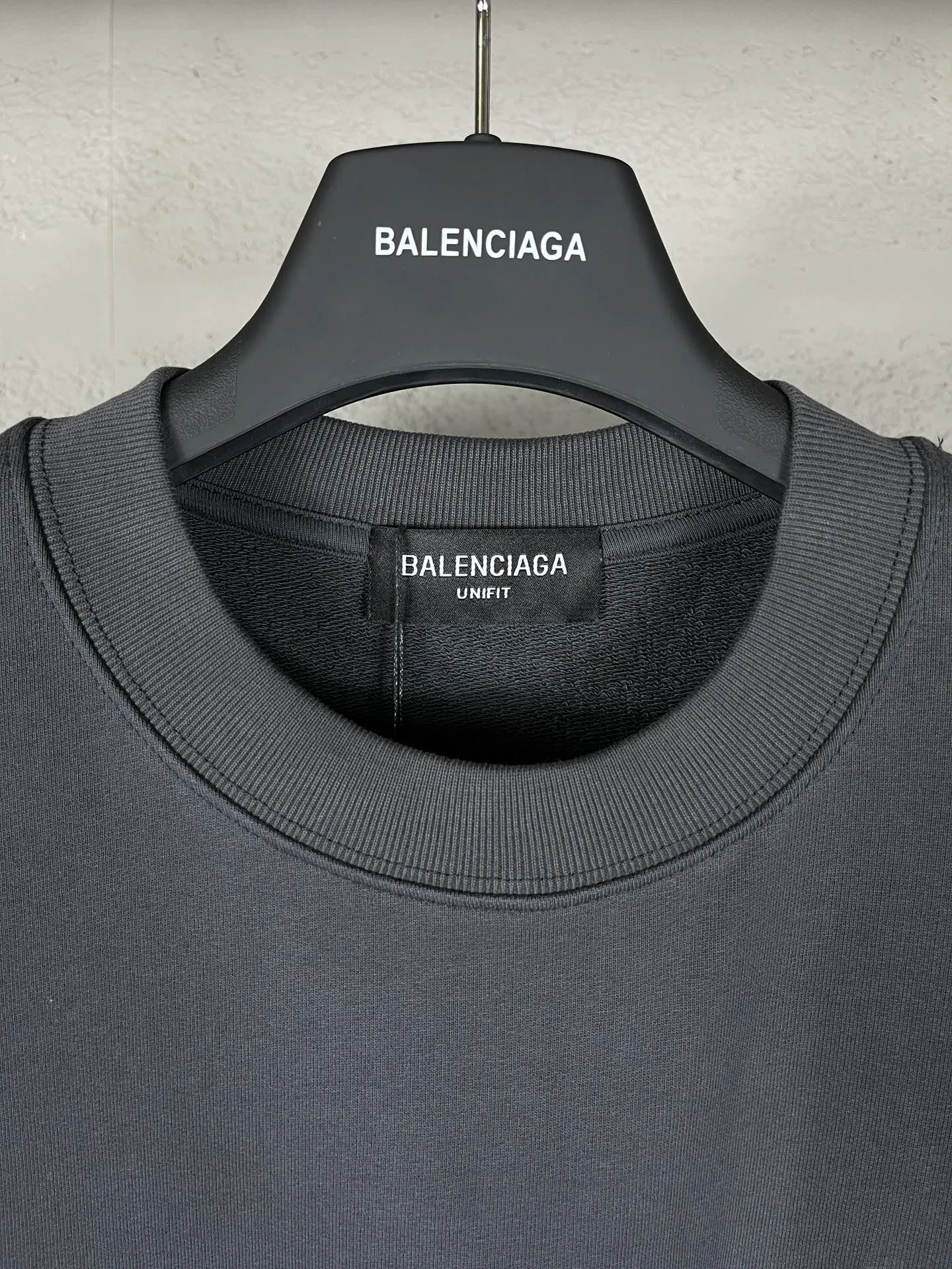 🅿️240 real photos [Top version. Official website quality] BALENCI*GA/Paris #classic style. Coke embroidered round neck sweatshirt. The fabric is made of Paris ZP custom-woven and dyed cotton sweatshirt. The weight is 450 grams. The cloth surface is clean. The cloth pattern is clear, soft and comfortable. The threads are dyed with no color difference. The classic pattern embroidery uses an imported embroidery machine, and the embroidery thread color is embroidered according to the original color. It is produced according to the pictures in the Jubie market. The letters are clear. The three-dimensional effect is strong. The version adopts the OS loose shoulder version. The same style for men and women. Coding: BL235565 Color: black, white, dark gray, blue, off-white Size: XS S M L