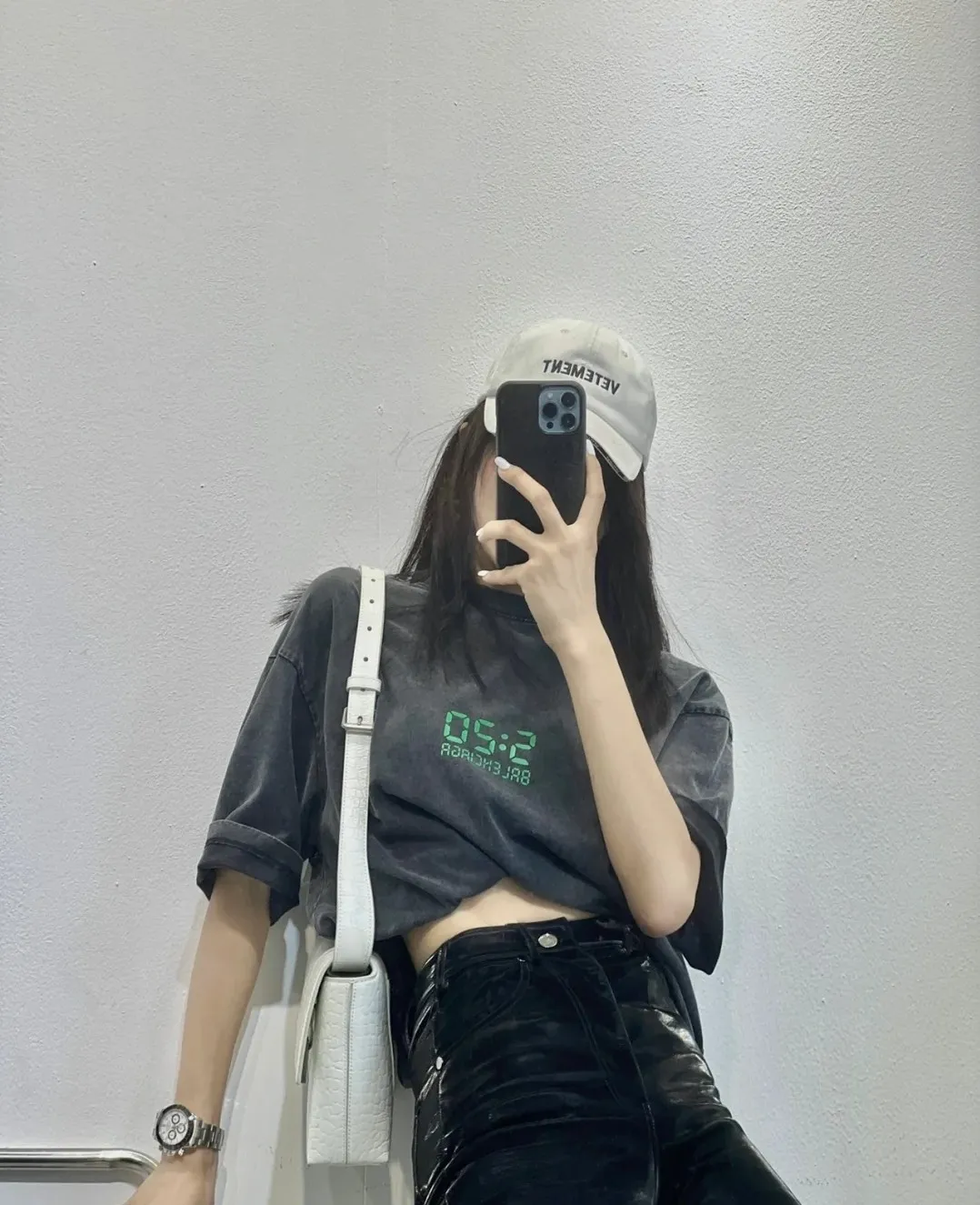 ♻️💯Refer to the model picture for the upper body❤️Can be paired with a gift box BALENCIAGA 520 limited capsule series I love you luminous 5:20 men and women couples the same fashion brand pure cotton loose breathable short sleeves. The fluorescent font on the chest particularly highlights the theme of this short sleeve. Obvious, naked expression. The printing uses collar glue technology, and fluorescent powder is added in proportion to the glue. When the printing is heated and exposed to ultraviolet light, a luminous effect can appear. The fabric of the clothes, black and white, has been washed. The fabric is made of 26S 280g pure cotton fabric. The black color has been fried with snowflakes and distressed. Original and consistent craftsmanship! Color: Washed Black White Size: XS-L P:260