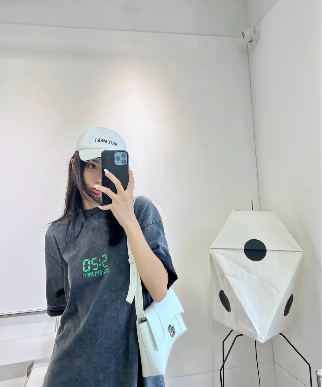 ♻️💯Refer to the model picture for the upper body❤️Can be paired with a gift box BALENCIAGA 520 limited capsule series I love you luminous 5:20 men and women couples the same fashion brand pure cotton loose breathable short sleeves. The fluorescent font on the chest particularly highlights the theme of this short sleeve. Obvious, naked expression. The printing uses collar glue technology, and fluorescent powder is added in proportion to the glue. When the printing is heated and exposed to ultraviolet light, a luminous effect can appear. The fabric of the clothes, black and white, has been washed. The fabric is made of 26S 280g pure cotton fabric. The black color has been fried with snowflakes and distressed. Original and consistent craftsmanship! Color: Washed Black White Size: XS-L P:260