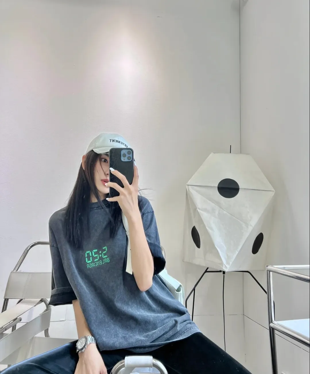 ♻️💯Refer to the model picture for the upper body❤️Can be paired with a gift box BALENCIAGA 520 limited capsule series I love you luminous 5:20 men and women couples the same fashion brand pure cotton loose breathable short sleeves. The fluorescent font on the chest particularly highlights the theme of this short sleeve. Obvious, naked expression. The printing uses collar glue technology, and fluorescent powder is added in proportion to the glue. When the printing is heated and exposed to ultraviolet light, a luminous effect can appear. The fabric of the clothes, black and white, has been washed. The fabric is made of 26S 280g pure cotton fabric. The black color has been fried with snowflakes and distressed. Original and consistent craftsmanship! Color: Washed Black White Size: XS-L P:260