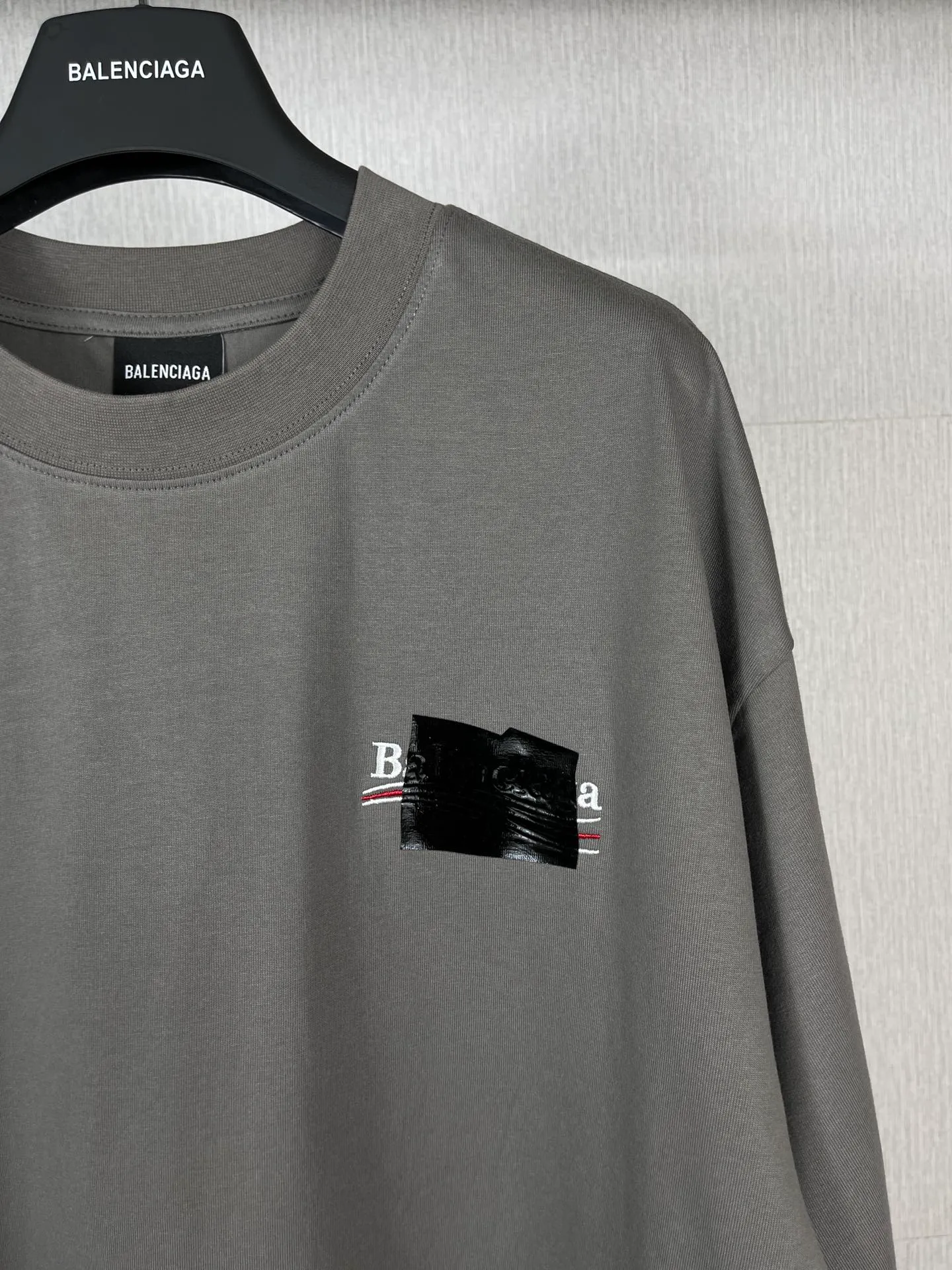 🅿️176 Real photos [Top version. Official website quality] BALENCI*GA/Paris#Classic. Coke embroidered vinyl short-sleeved T-shirt# The fabric is made of Paris ZP custom-woven and dyed cotton double yarn. Weighing 260 grams, the cloth surface is clean. The cloth pattern is clear, soft and comfortable. The color fastness is good. It is not easy to change color. The threads are dyed with no color difference. The classic pattern embroidery uses an imported embroidery machine, and the embroidery thread color is based on the original color. It is produced based on the pictures in the Jubie market. The letters are clear. The three-dimensional effect is strong. The embroidered flowers are laminated on the finished product. The version adopts OS loose shoulder design. Same style for men and women. Code: BL223008 Color: black, off-white, ash, red Size: XS S M L
