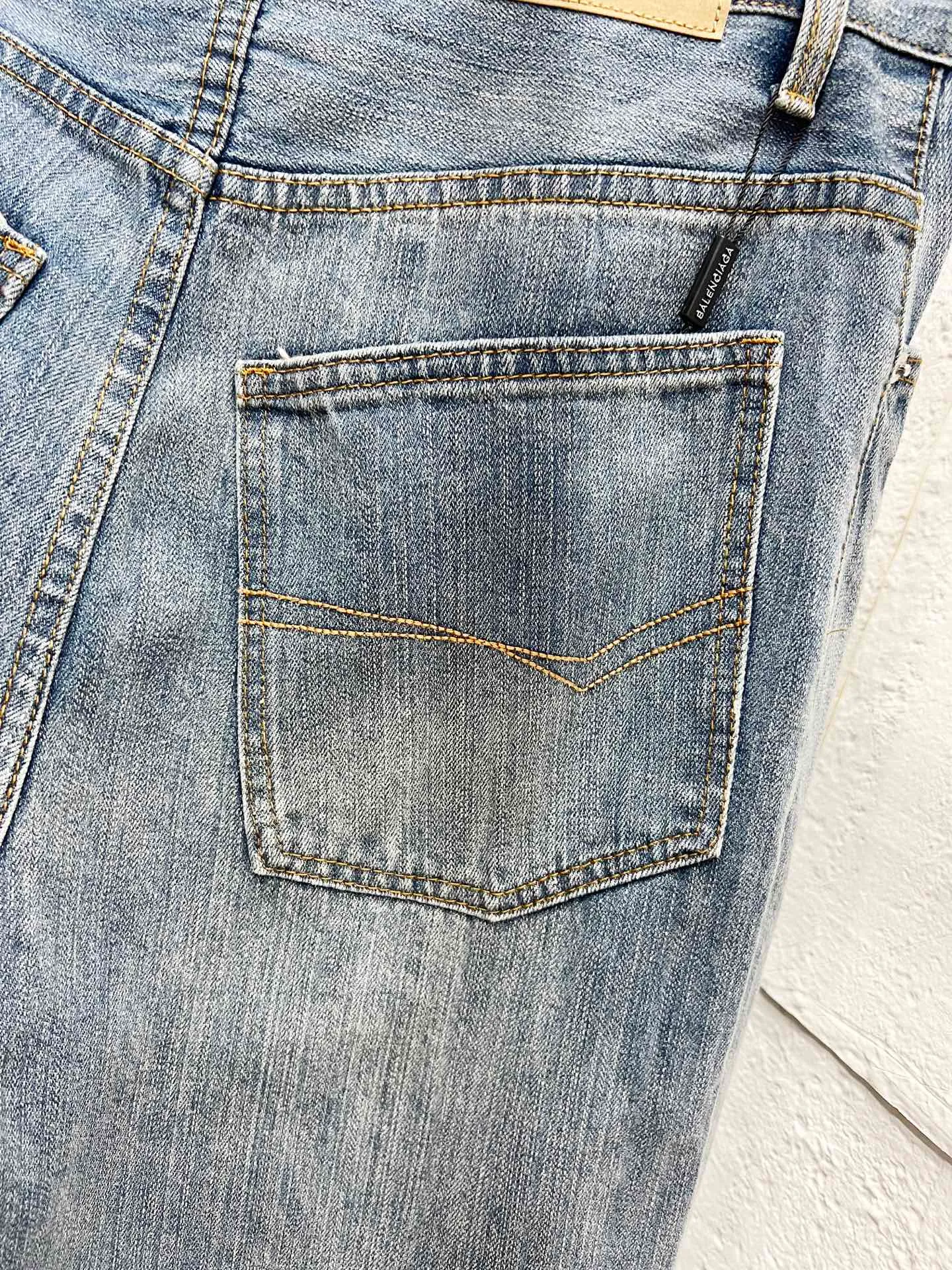 🅿️260 Style No.: H908 Balenciaga & BALENCIAGA’s new classic jeans with embroidered bamboo logo on the side of the thigh use unique technology to perfectly interpret the dreamy colors of the Northern Lights. Each pair of jeans is unique and colorful, as if the mystery and beauty of the Northern Lights are worn on the body. The tie-dye process makes the color transition of the jeans natural and rich in layers, giving people an artistic visual enjoyment. Moreover, this process also makes the jeans softer and more comfortable, and they fit your body very well when worn, allowing you to show off your perfect body curves. They are made of high-quality denim fabric and carefully processed to have good wear resistance and durability. This new type of jeans uses tie-dye technology to interpret the dreamlike colors of the Northern Lights. It is not only fashionable and versatile, but also enhances your aura and becomes the focus of everyone's attention. Original goods, washed casual jeans, imported original washed stretch fabrics, comfortable and elastic, original hardware accessories decorated with logo, super correct version, extremely high grade, counter quality, fashionable and stylish upper body. The printing uses imported foam printing, customized buttons, YKK zippers. The complete set of accessories is customized in a one-to-one mold. Color: Gray Size: 28-30-32-34-36 (s-xxl)
