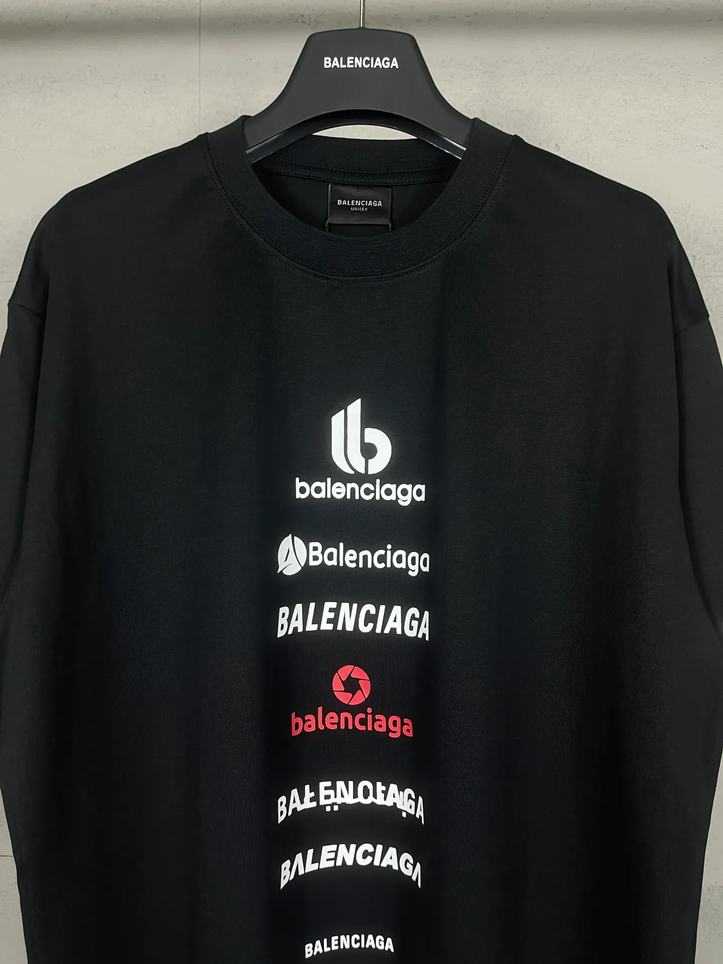 🅿️180 real photos [Top version. Official website quality] BALENCI*GA/Paris. Multi-element trademark LOGO short-sleeved T-shirt 2024 new style. All pattern details, colors, Y-board customization, brick cabinet synchronization. Genuine product developed in the first time, happy to print and compare! The fabric is made of Paris ZP custom-woven and dyed cotton double yarn. Weighing 260 grams, the cloth surface is clean. The cloth pattern is clear, soft and comfortable. The threads are dyed with no color difference. The printing uses environmentally friendly imported materials, the letters are clear and the effect is three-dimensional. The version adopts OS loose shoulder design. Same style for men and women. Code: BL223375 Color: black, white Size: XS to L