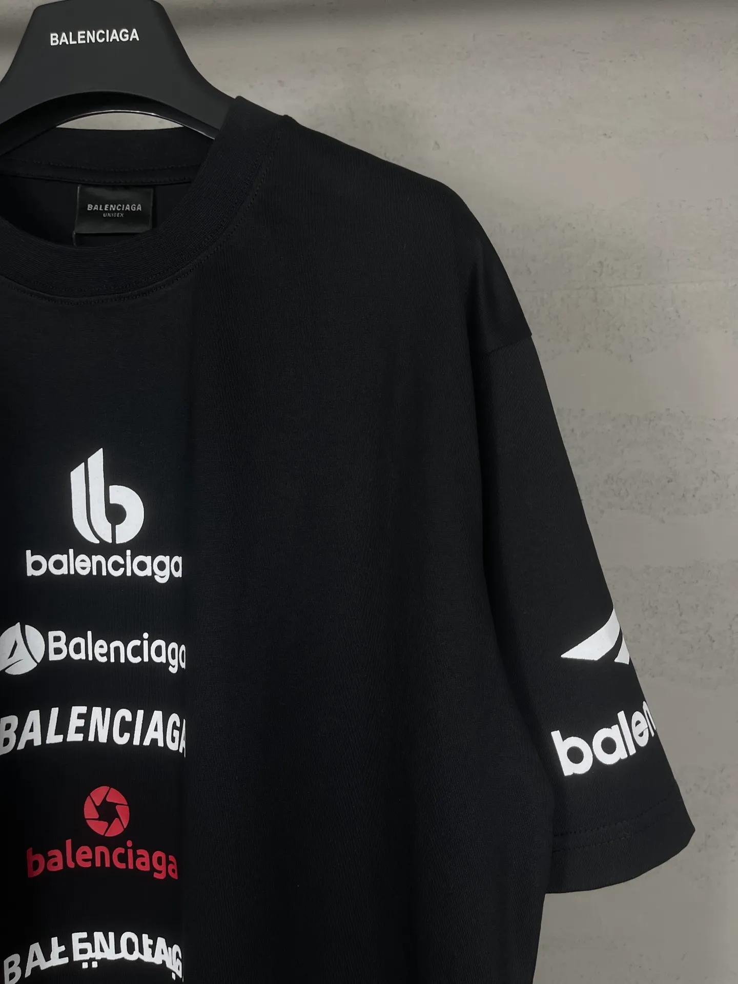🅿️180 real photos [Top version. Official website quality] BALENCI*GA/Paris. Multi-element trademark LOGO short-sleeved T-shirt 2024 new style. All pattern details, colors, Y-board customization, brick cabinet synchronization. Genuine product developed in the first time, happy to print and compare! The fabric is made of Paris ZP custom-woven and dyed cotton double yarn. Weighing 260 grams, the cloth surface is clean. The cloth pattern is clear, soft and comfortable. The threads are dyed with no color difference. The printing uses environmentally friendly imported materials, the letters are clear and the effect is three-dimensional. The version adopts OS loose shoulder design. Same style for men and women. Code: BL223375 Color: black, white Size: XS to L