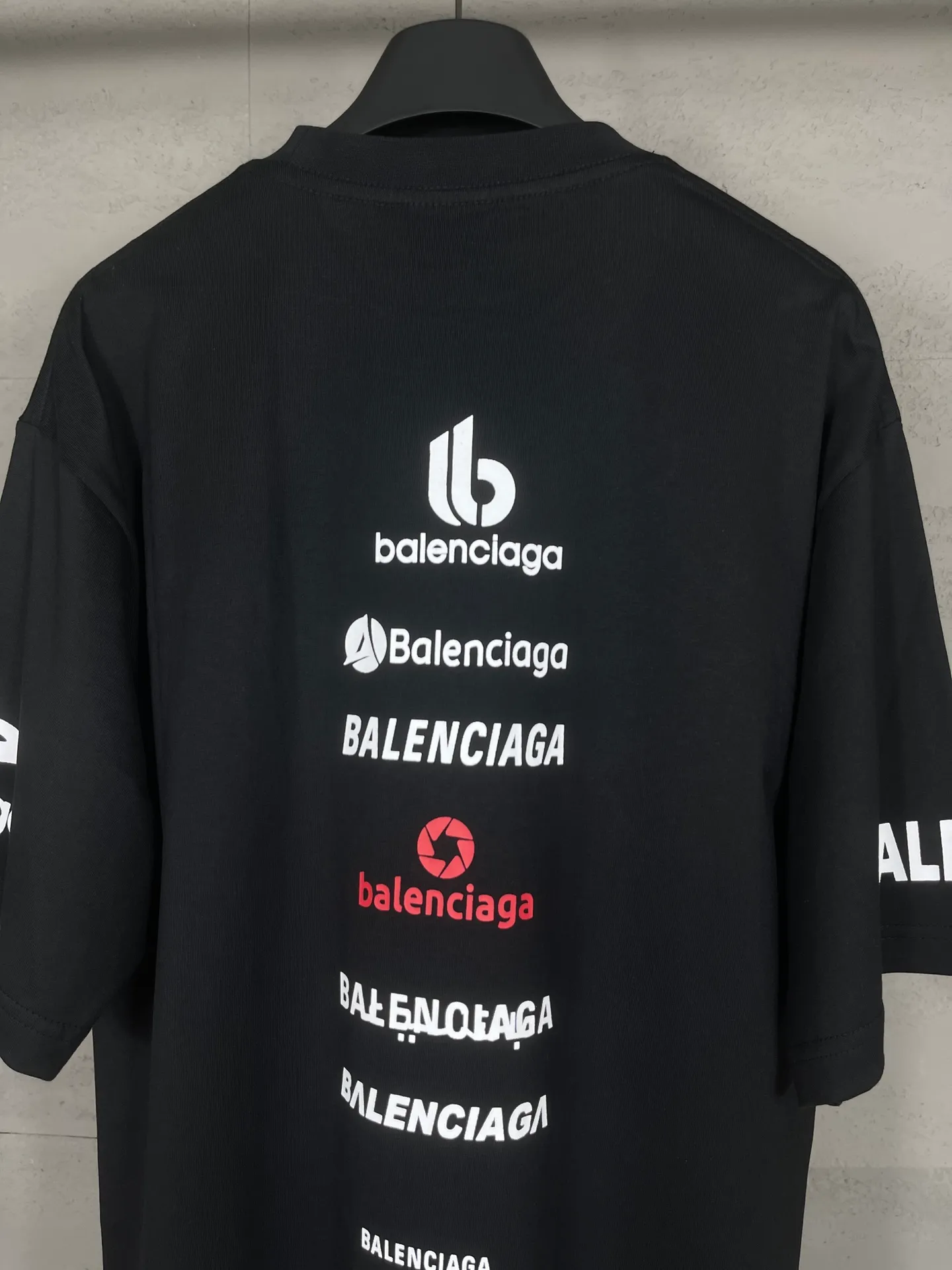 🅿️180 real photos [Top version. Official website quality] BALENCI*GA/Paris. Multi-element trademark LOGO short-sleeved T-shirt 2024 new style. All pattern details, colors, Y-board customization, brick cabinet synchronization. Genuine product developed in the first time, happy to print and compare! The fabric is made of Paris ZP custom-woven and dyed cotton double yarn. Weighing 260 grams, the cloth surface is clean. The cloth pattern is clear, soft and comfortable. The threads are dyed with no color difference. The printing uses environmentally friendly imported materials, the letters are clear and the effect is three-dimensional. The version adopts OS loose shoulder design. Same style for men and women. Code: BL223375 Color: black, white Size: XS to L