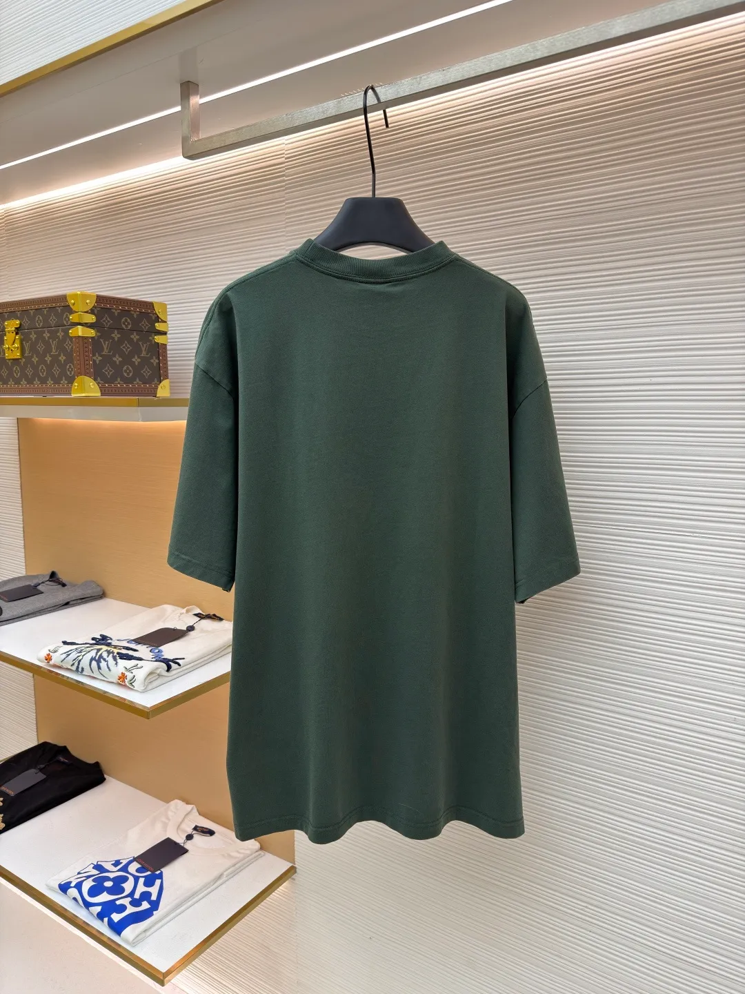 Balenciaga BB icon printed short sleeves ●Original version: purchased and developed for 6300 ●Item number: 1682441-X95 ●Fabric: plain knitted fabric ●Technology: Glue printing production ●Color: green ●Version: Loose version ●Weight: about 300 grams ●Size: S-M-L-XL ●Description: Customized densely woven jersey material with excellent texture and comfortable skin fit, with rich and pure washed black as the main tone Let distressing become the ultimate expression of street aesthetics. The front is printed with BB icon stencil Shibaki's works. Graffiti are revealed in the fading. Every inch of wear and tear is a deliberate accident. Use color conflict to create visual tension. Let street art jump from the wall to fashion. Let the sense of high-end grow wildly in the deliberate imperfection. Use glue graffiti printing. The chest printing has been modified three times with the film screen. Use glue liquid paint to print the pattern on the fabric. Bake the fabric to fix the printed pattern, wash it heavily and use a special solution to remove stains and fade slightly. Then use snowflake washing to fade the color through strong washing to make the color more uniform. The overall wiring is straight and delicate, the fabric is comfortable and soft, and the color is consistent without color difference. It can be matched with the same style to create a fashionable look and control various occasions. Customized accessories, complete with three standards, same style for men and women!