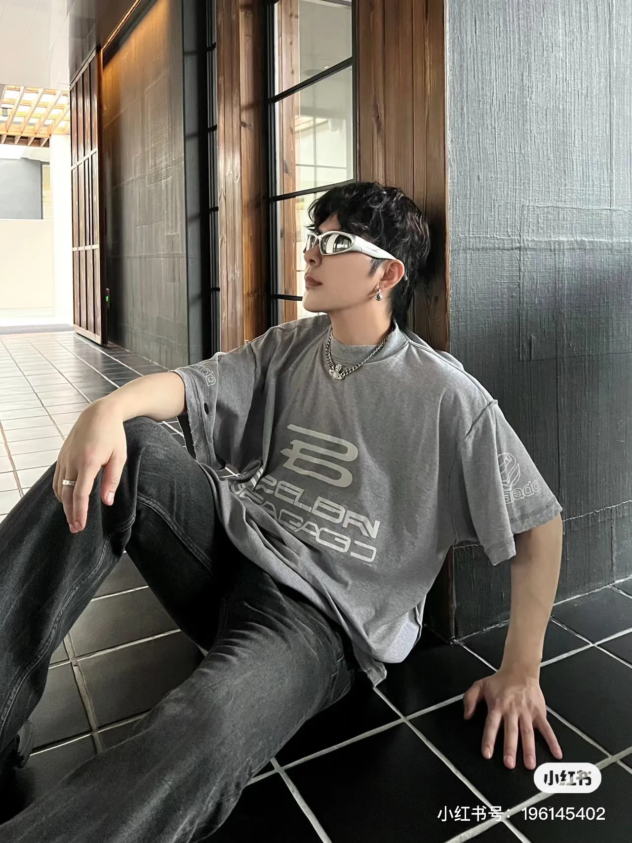 🎀Hot model pictures🎀【Latest new】Top tested version BALENCIAGA/Balenciaga 2024 SS AIGENERATED series new reverse stitched short-sleeved T-shirt ✅No.1 quality in the market Real ceiling quality ✅All original development drawings pay attention to details to avoid mixed use of stolen pictures by merchants ✅Correct 260g custom-woven and dyed double yarn pure cotton fabric, custom-dyed threads without color difference ✅Correct imported material printing, dot direct injection process, letters are clear and three-dimensional Firm and does not fall off ✅ Original reverse stitching, worn and washed, black and gray cuff printing is different, overweight craftsmanship, the same as the original version, different market currency. Here is an explanation why mine is a little more expensive than others, 1. It seems to be a simple printing or embroidery, but it is not simple at all. 10000% imported machine restoration is not just a lip service. Welcome to compare with peers. 2. Each model is produced by the company, and the details of the workmanship and fabrics are consistent with the original ones. There is no color difference with the counter. Replica is not terrible. Whoever fakes it will be embarrassed. It’s not shameful to make a replica, it’s shameful if you can’t buy the correct version if you make a replica. 3. Note that the threaded collars are all original collars of certain countries and regions, with high wrapping. The width of the neckline and cabinets are accurate to the millimeter. Thick necklines are not easy to deform. The collars of high-end products are all restored cabinets. They are different from the big collars in the world. Ordinary garbage short-sleeves are printed with a print. The clavicle of the upper body is exposed. Please be patient. Customers who have bought genuine products or have seen genuine products will come back to place orders again. This is quality. This is quality. 4. Different styles of washed wheat main wheat, including imported wheat, have different colors and codes. Really restore the counter. As we all know, Balenciaga has different English or different colors on the collar labels of each quarter. This distinguishes the fast food products with the same common main wheat washed wheat. 5. Pay attention to the workmanship. The stitching at the neckline has no folds, smooth and natural without overlapping lines, and truly restores this. This is something that many people cannot do. 6. The fabric is made of 260g Paris-specific double yarn. No one can make better fabrics than my family. There's really no way to compare it with the ordinary version on the market. Respect it. It's genuine and costs thousands of dollars anyway. Don't go for the quality of street stall products. 7. The workmanship is fully restored and the packaging is fully restored. The cost is huge. 8. I guarantee here that this is the highest quality you can find. Size: XS-S-M-L Color: Black Gray P:270