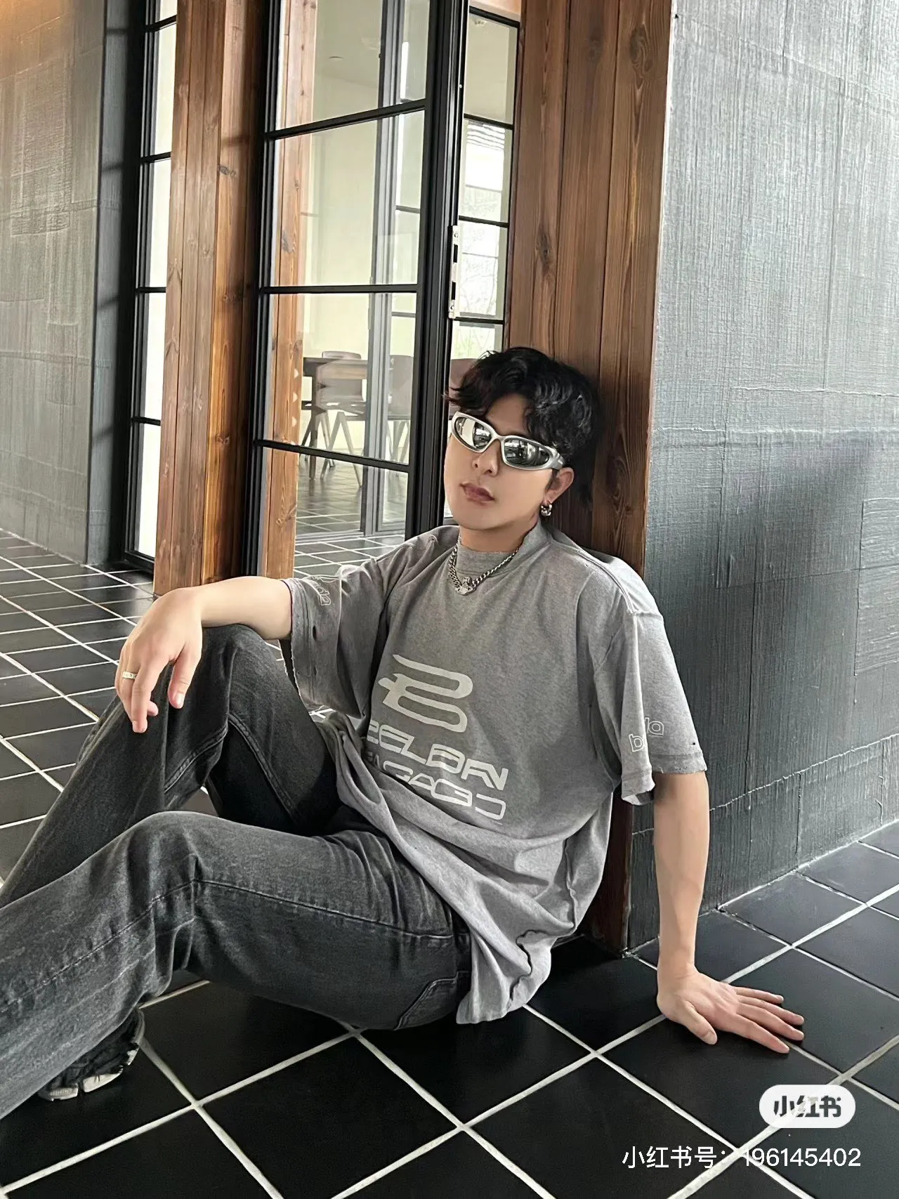 🎀Hot model pictures🎀【Latest new】Top tested version BALENCIAGA/Balenciaga 2024 SS AIGENERATED series new reverse stitched short-sleeved T-shirt ✅No.1 quality in the market Real ceiling quality ✅All original development drawings pay attention to details to avoid mixed use of stolen pictures by merchants ✅Correct 260g custom-woven and dyed double yarn pure cotton fabric, custom-dyed threads without color difference ✅Correct imported material printing, dot direct injection process, letters are clear and three-dimensional Firm and does not fall off ✅ Original reverse stitching, worn and washed, black and gray cuff printing is different, overweight craftsmanship, the same as the original version, different market currency. Here is an explanation why mine is a little more expensive than others, 1. It seems to be a simple printing or embroidery, but it is not simple at all. 10000% imported machine restoration is not just a lip service. Welcome to compare with peers. 2. Each model is produced by the company, and the details of the workmanship and fabrics are consistent with the original ones. There is no color difference with the counter. Replica is not terrible. Whoever fakes it will be embarrassed. It’s not shameful to make a replica, it’s shameful if you can’t buy the correct version if you make a replica. 3. Note that the threaded collars are all original collars of certain countries and regions, with high wrapping. The width of the neckline and cabinets are accurate to the millimeter. Thick necklines are not easy to deform. The collars of high-end products are all restored cabinets. They are different from the big collars in the world. Ordinary garbage short-sleeves are printed with a print. The clavicle of the upper body is exposed. Please be patient. Customers who have bought genuine products or have seen genuine products will come back to place orders again. This is quality. This is quality. 4. Different styles of washed wheat main wheat, including imported wheat, have different colors and codes. Really restore the counter. As we all know, Balenciaga has different English or different colors on the collar labels of each quarter. This distinguishes the fast food products with the same common main wheat washed wheat. 5. Pay attention to the workmanship. The stitching at the neckline has no folds, smooth and natural without overlapping lines, and truly restores this. This is something that many people cannot do. 6. The fabric is made of 260g Paris-specific double yarn. No one can make better fabrics than my family. There's really no way to compare it with the ordinary version on the market. Respect it. It's genuine and costs thousands of dollars anyway. Don't go for the quality of street stall products. 7. The workmanship is fully restored and the packaging is fully restored. The cost is huge. 8. I guarantee here that this is the highest quality you can find. Size: XS-S-M-L Color: Black Gray P:270