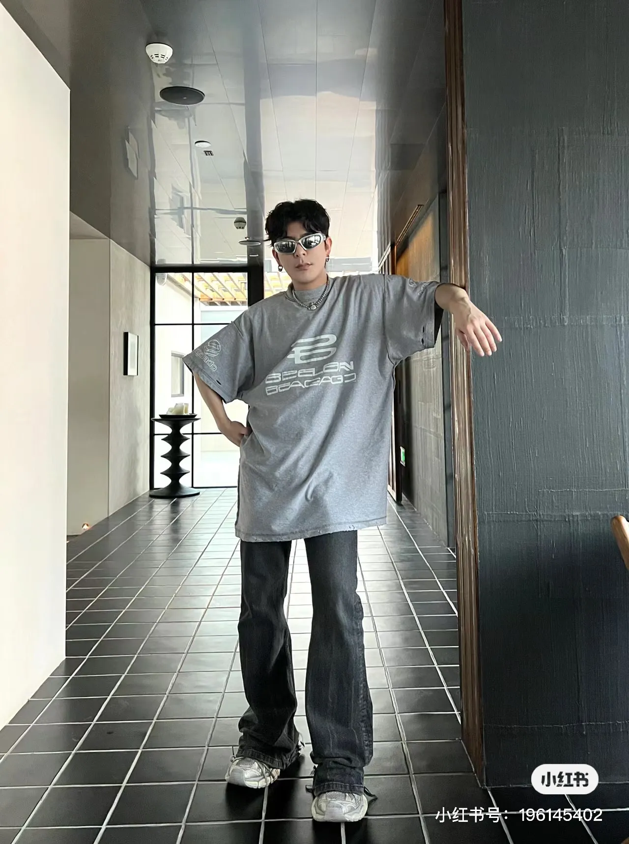 🎀Hot model pictures🎀【Latest new】Top tested version BALENCIAGA/Balenciaga 2024 SS AIGENERATED series new reverse stitched short-sleeved T-shirt ✅No.1 quality in the market Real ceiling quality ✅All original development drawings pay attention to details to avoid mixed use of stolen pictures by merchants ✅Correct 260g custom-woven and dyed double yarn pure cotton fabric, custom-dyed threads without color difference ✅Correct imported material printing, dot direct injection process, letters are clear and three-dimensional Firm and does not fall off ✅ Original reverse stitching, worn and washed, black and gray cuff printing is different, overweight craftsmanship, the same as the original version, different market currency. Here is an explanation why mine is a little more expensive than others, 1. It seems to be a simple printing or embroidery, but it is not simple at all. 10000% imported machine restoration is not just a lip service. Welcome to compare with peers. 2. Each model is produced by the company, and the details of the workmanship and fabrics are consistent with the original ones. There is no color difference with the counter. Replica is not terrible. Whoever fakes it will be embarrassed. It’s not shameful to make a replica, it’s shameful if you can’t buy the correct version if you make a replica. 3. Note that the threaded collars are all original collars of certain countries and regions, with high wrapping. The width of the neckline and cabinets are accurate to the millimeter. Thick necklines are not easy to deform. The collars of high-end products are all restored cabinets. They are different from the big collars in the world. Ordinary garbage short-sleeves are printed with a print. The clavicle of the upper body is exposed. Please be patient. Customers who have bought genuine products or have seen genuine products will come back to place orders again. This is quality. This is quality. 4. Different styles of washed wheat main wheat, including imported wheat, have different colors and codes. Really restore the counter. As we all know, Balenciaga has different English or different colors on the collar labels of each quarter. This distinguishes the fast food products with the same common main wheat washed wheat. 5. Pay attention to the workmanship. The stitching at the neckline has no folds, smooth and natural without overlapping lines, and truly restores this. This is something that many people cannot do. 6. The fabric is made of 260g Paris-specific double yarn. No one can make better fabrics than my family. There's really no way to compare it with the ordinary version on the market. Respect it. It's genuine and costs thousands of dollars anyway. Don't go for the quality of street stall products. 7. The workmanship is fully restored and the packaging is fully restored. The cost is huge. 8. I guarantee here that this is the highest quality you can find. Size: XS-S-M-L Color: Black Gray P:270