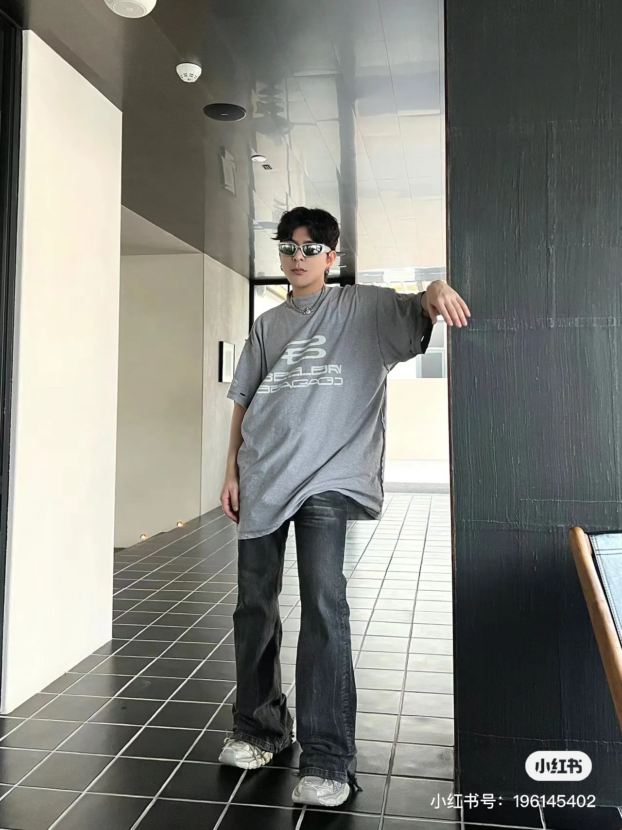 🎀Hot model pictures🎀【Latest new】Top tested version BALENCIAGA/Balenciaga 2024 SS AIGENERATED series new reverse stitched short-sleeved T-shirt ✅No.1 quality in the market Real ceiling quality ✅All original development drawings pay attention to details to avoid mixed use of stolen pictures by merchants ✅Correct 260g custom-woven and dyed double yarn pure cotton fabric, custom-dyed threads without color difference ✅Correct imported material printing, dot direct injection process, letters are clear and three-dimensional Firm and does not fall off ✅ Original reverse stitching, worn and washed, black and gray cuff printing is different, overweight craftsmanship, the same as the original version, different market currency. Here is an explanation why mine is a little more expensive than others, 1. It seems to be a simple printing or embroidery, but it is not simple at all. 10000% imported machine restoration is not just a lip service. Welcome to compare with peers. 2. Each model is produced by the company, and the details of the workmanship and fabrics are consistent with the original ones. There is no color difference with the counter. Replica is not terrible. Whoever fakes it will be embarrassed. It’s not shameful to make a replica, it’s shameful if you can’t buy the correct version if you make a replica. 3. Note that the threaded collars are all original collars of certain countries and regions, with high wrapping. The width of the neckline and cabinets are accurate to the millimeter. Thick necklines are not easy to deform. The collars of high-end products are all restored cabinets. They are different from the big collars in the world. Ordinary garbage short-sleeves are printed with a print. The clavicle of the upper body is exposed. Please be patient. Customers who have bought genuine products or have seen genuine products will come back to place orders again. This is quality. This is quality. 4. Different styles of washed wheat main wheat, including imported wheat, have different colors and codes. Really restore the counter. As we all know, Balenciaga has different English or different colors on the collar labels of each quarter. This distinguishes the fast food products with the same common main wheat washed wheat. 5. Pay attention to the workmanship. The stitching at the neckline has no folds, smooth and natural without overlapping lines, and truly restores this. This is something that many people cannot do. 6. The fabric is made of 260g Paris-specific double yarn. No one can make better fabrics than my family. There's really no way to compare it with the ordinary version on the market. Respect it. It's genuine and costs thousands of dollars anyway. Don't go for the quality of street stall products. 7. The workmanship is fully restored and the packaging is fully restored. The cost is huge. 8. I guarantee here that this is the highest quality you can find. Size: XS-S-M-L Color: Black Gray P:270