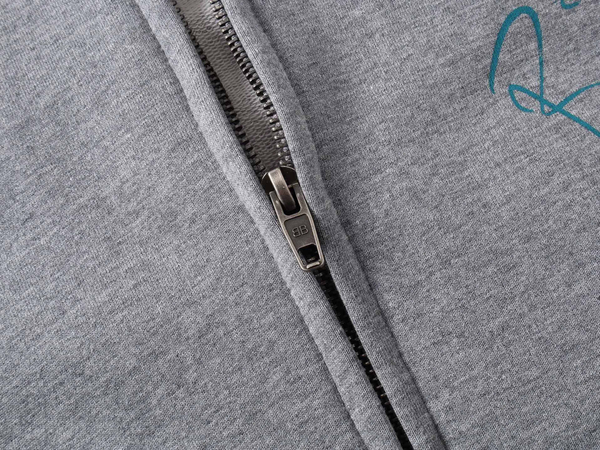 🅿️420 BALENCI*GA Paris Music | Britney Series limited edition music series hooded zipper sweatshirt. The embroidery on the hood is finely embroidered by an imported Tajima embroidery machine. The front and back panels are made of Conley direct injection. Customized matching hardware. The letters are clear. The effect is three-dimensional. Exclusively pattern-woven and dyed 460g fabric. Threads are dyed in the same cylinder with zero color difference. Brick cabinet synchronization. Welcome to compare. Same style for men and women -Color: Gray -SIZE: Xs S M L style number 8982#