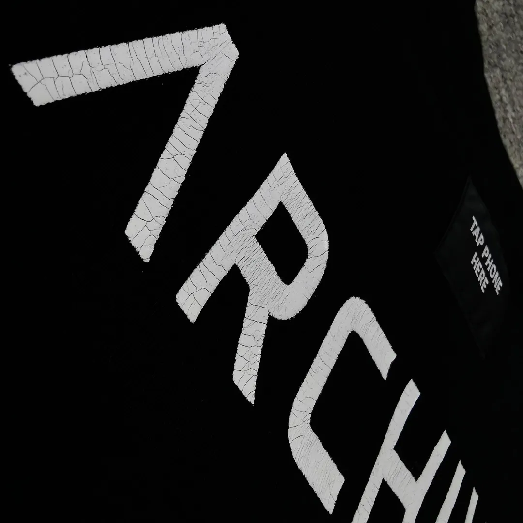 [New] Top version [Supports NFC chip recognition] BALENCIAGA - Balenciaga inverted V music limited short-sleeved T-shirt. Double yarn 32 counts 320 grams - counter synchronization. The front panel is printed with crackle pattern. The inverted V letter appears on the chest. Heavy washing and water-worn distressing process. Detailed collar/cuffs/hems, etc. Many holes. It needs to be polished by hand otherwise the effect of the garment will be irregular. Custom-woven and dyed clothing fabrics are washed twice to achieve a natural worn effect. The size of the letter spacing on the back panel is the same as the original version. It has a full sense of thickness and is different from the market currency. It is a hot-selling style in the market. The same style for men and women. Color: Black White Size: XS. S. M. LP: 280