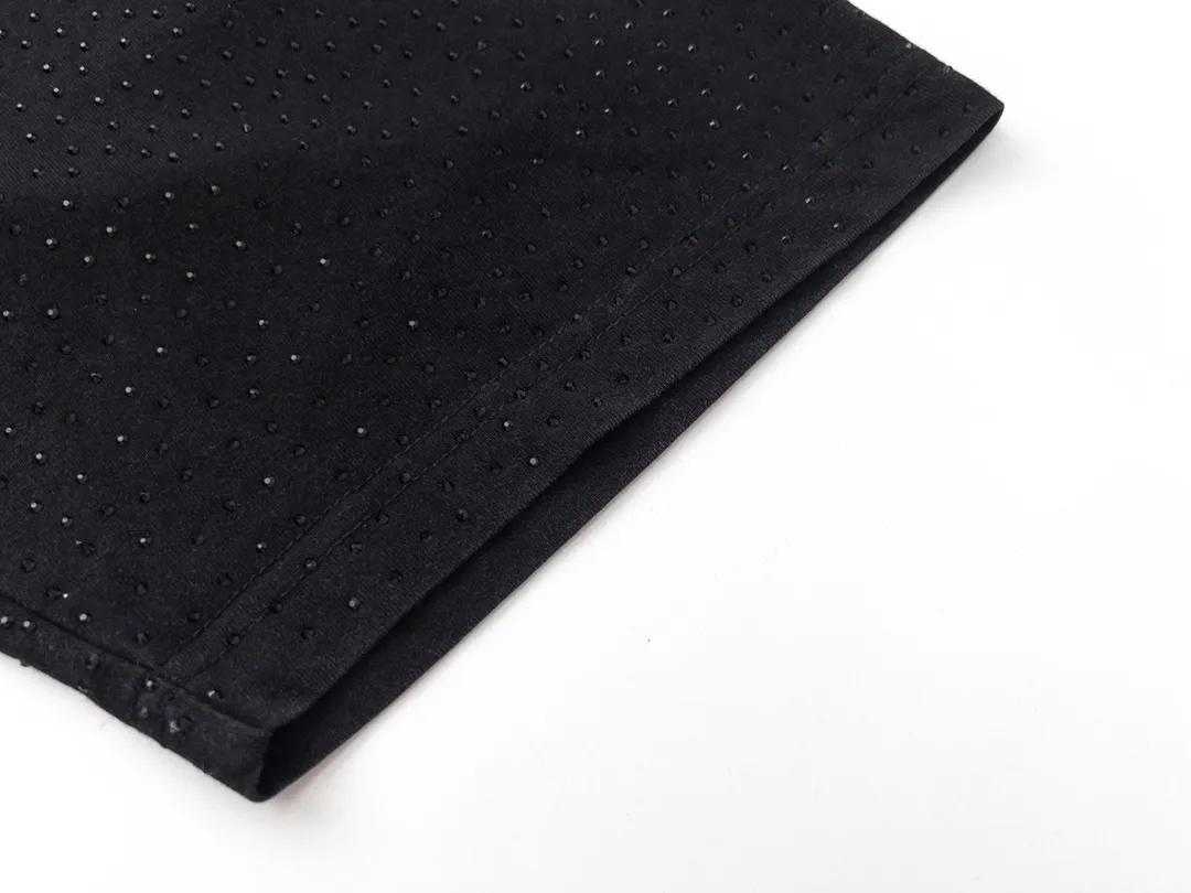 🅿️250 Detailed picture [Top version. Official website quality] BALENCI*GA/Paris BALENCI*GA# Starry hot diamond washed and distressed short-sleeved T-shirt. Brick cabinet synchronization. The fabric is made of Paris ZP custom-woven and dyed 100% cotton double yarn compact cotton. The weight is 260 grams. The cloth surface is clean. The cloth pattern is clear. Soft and comfortable. The color fastness is good. It is not easy to change color. The threads are woven and dyed with no color difference. The whole piece of clothing is washed and made into a solid, high-tech, ironed finish. Imported diamonds are used. The luster is bright and bright. It is not easy to fall off. The market is wrong. Comparisons welcome. Restore brick cabinet. The version adopts OS loose shoulder version. Same style for men and women. Code: BL223106 Color: washed black. White Size: XS to L