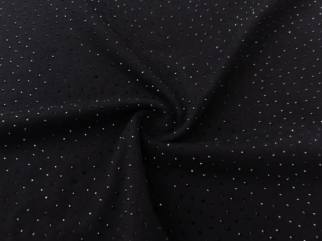 🅿️250 Detailed picture [Top version. Official website quality] BALENCI*GA/Paris BALENCI*GA# Starry hot diamond washed and distressed short-sleeved T-shirt. Brick cabinet synchronization. The fabric is made of Paris ZP custom-woven and dyed 100% cotton double yarn compact cotton. The weight is 260 grams. The cloth surface is clean. The cloth pattern is clear. Soft and comfortable. The color fastness is good. It is not easy to change color. The threads are woven and dyed with no color difference. The whole piece of clothing is washed and made into a solid, high-tech, ironed finish. Imported diamonds are used. The luster is bright and bright. It is not easy to fall off. The market is wrong. Comparisons welcome. Restore brick cabinet. The version adopts OS loose shoulder version. Same style for men and women. Code: BL223106 Color: washed black. White Size: XS to L