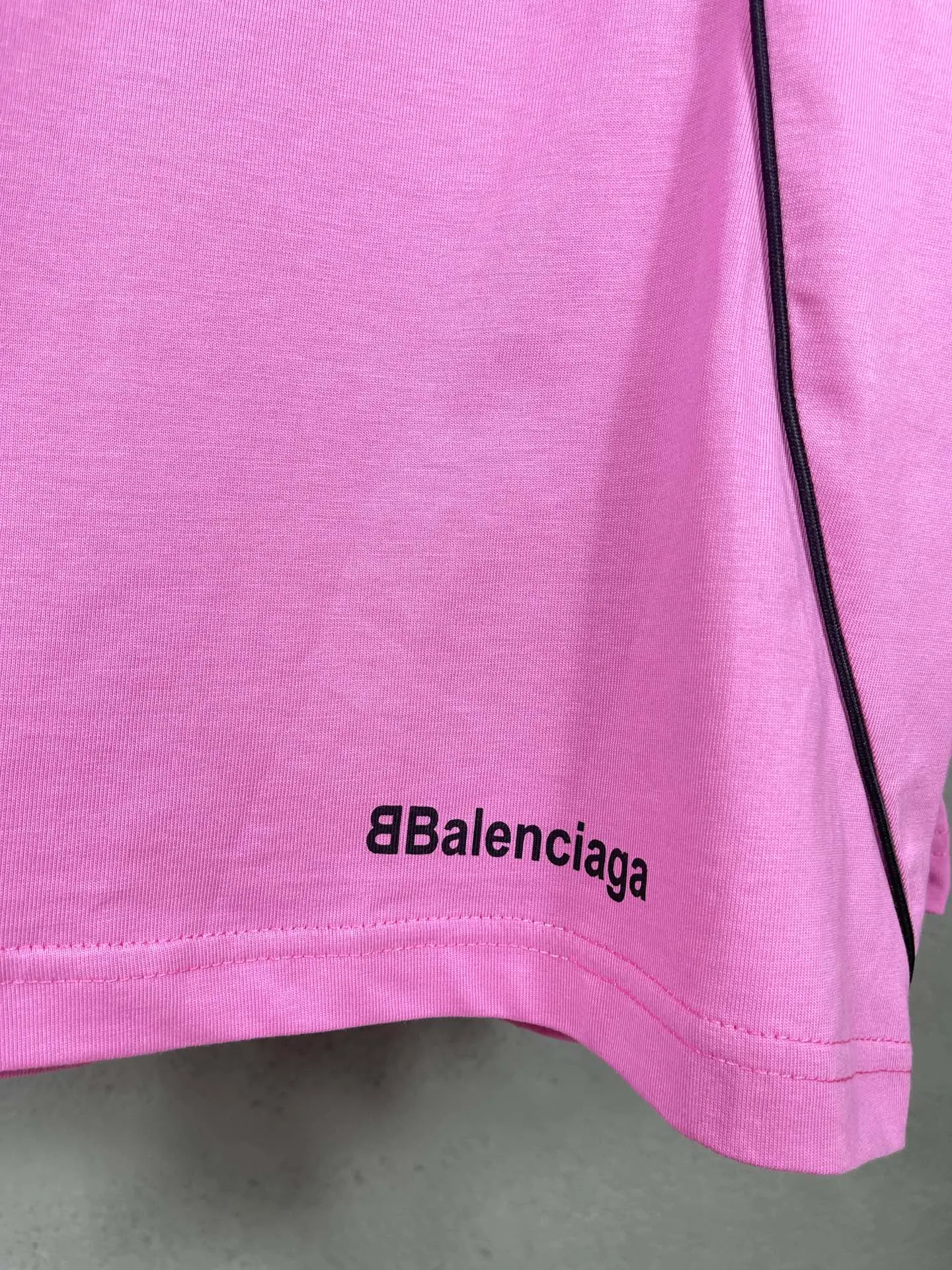 🅿️300 real photos [Top version. Official website quality] BALENCI*GA/Paris new model. Co-branded football sportswear LOGO embroidered printed long-sleeved T-shirt # The whole piece of clothing is stitched with multiple stitching edges. The craftsmanship is extremely complex and the market currency is very different. Welcome to compare 🆚. The fabric is made of Paris ZP custom-woven and dyed cotton double yarn. Weighing 260 grams, the cloth surface is clean. The cloth pattern is clear, soft and comfortable. The threads are dyed with no color difference. The classic pattern embroidery is embroidered by Tajima imported embroidery machine, and the printing uses imported glue. The letters are clear, three-dimensional and without burrs. Jubie market produces pictures based on pictures. Welcome to compare. The version adopts OS loose shoulder design. Same style for men and women. Code: BL225036 Color: black, white, pink, red, fluorescent yellow Size: XS S M L