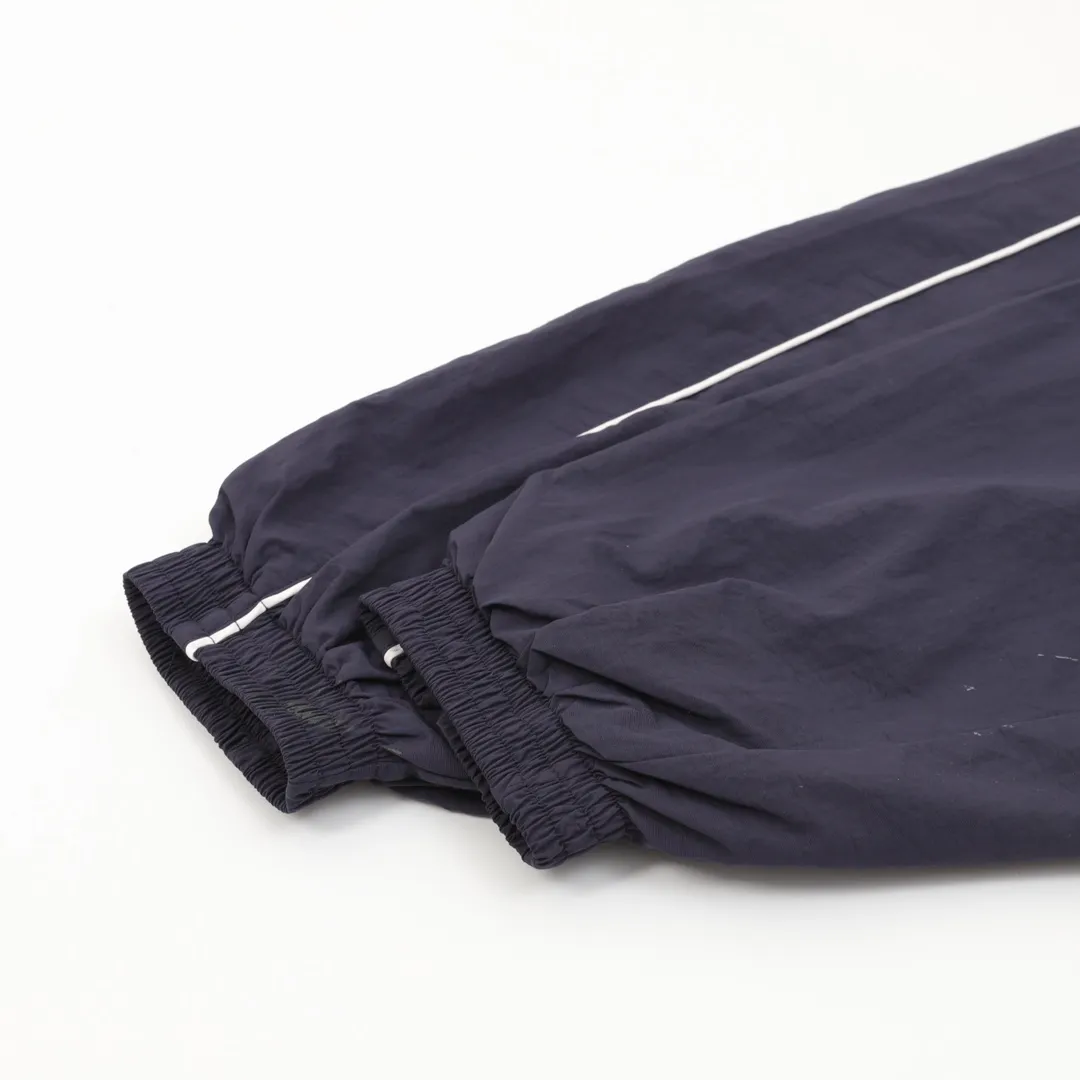 🅿️580 Balenciaga/Balenciaga BLCG 25FW 84 graffiti spray-painted navy half-ring embroidered sports suit jacket. Light luxury. A must-have item for daily commuting for men and women. Correct version. Welcome to compare. Detailed features · Customized matt Taslan jacket fabric · The fabric has undergone a waterproof coating process · The interior is made of three-level polyester bird's eye mesh · OS ultra-loose silhouette design · Side zipper pockets hooded design · Internal zipper pocket design · Cuffs are designed with elastic elasticity · The hem is designed with elastic spring buckles to tighten the waist · Open mold customization hardware zipper Jacket double puller design · Handmade graffiti spray paint painting process for ready-made garments · Tajima high-speed embroidery machine with 100,000 three-dimensional needles · Splicing and insert technology · Zippered pockets on the side of trousers · Original main mark washed tag packaging Color: Navy Size: 46-54