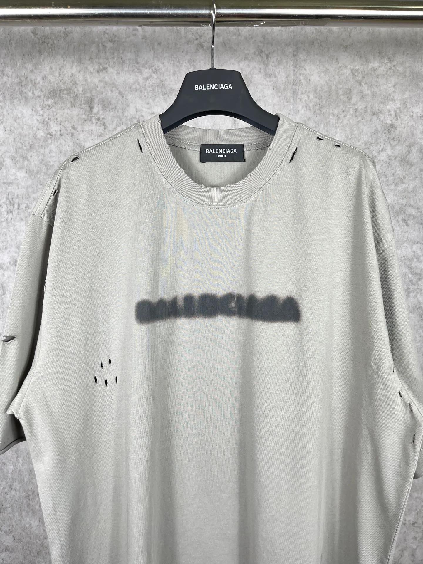 🅿️174 Real photos [Top version. Official website quality] BALENCI*GA/Paris. Blurred LOGO washed and worn short-sleeved T-shirt. Brick cabinet synchronization. The fabric is made of Paris ZP custom-woven and dyed 100% cotton double yarn compact cotton. The weight is 260 grams, the cloth surface is clean. The cloth pattern is clear, soft and comfortable. The threads are dyed with no color difference. The classic pattern printing uses Kornit digital direct printing. The ready-made clothes are washed and distressed, and the brick cabinets are restored. The whole piece of clothing is extremely complex in craftsmanship. Different market currency, welcome to compare, the version adopts OS loose shoulder version. Same style for men and women Coding: BL223038 Color: Black. White. High-grade gray Size: XS S M L