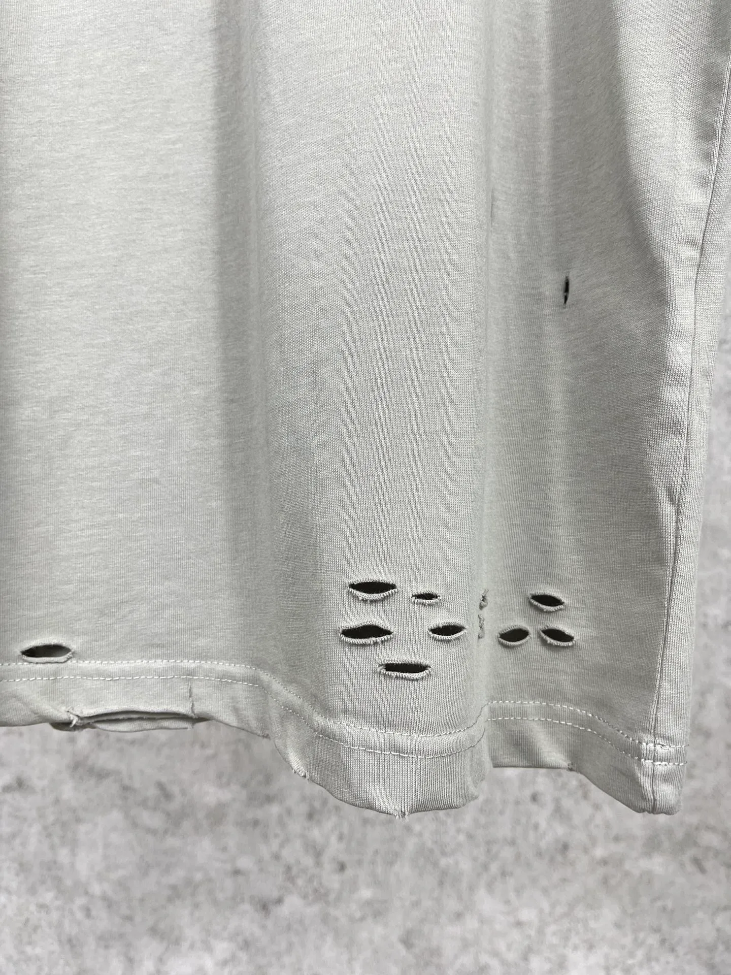 🅿️174 Real photos [Top version. Official website quality] BALENCI*GA/Paris. Blurred LOGO washed and worn short-sleeved T-shirt. Brick cabinet synchronization. The fabric is made of Paris ZP custom-woven and dyed 100% cotton double yarn compact cotton. The weight is 260 grams, the cloth surface is clean. The cloth pattern is clear, soft and comfortable. The threads are dyed with no color difference. The classic pattern printing uses Kornit digital direct printing. The ready-made clothes are washed and distressed, and the brick cabinets are restored. The whole piece of clothing is extremely complex in craftsmanship. Different market currency, welcome to compare, the version adopts OS loose shoulder version. Same style for men and women Coding: BL223038 Color: Black. White. High-grade gray Size: XS S M L