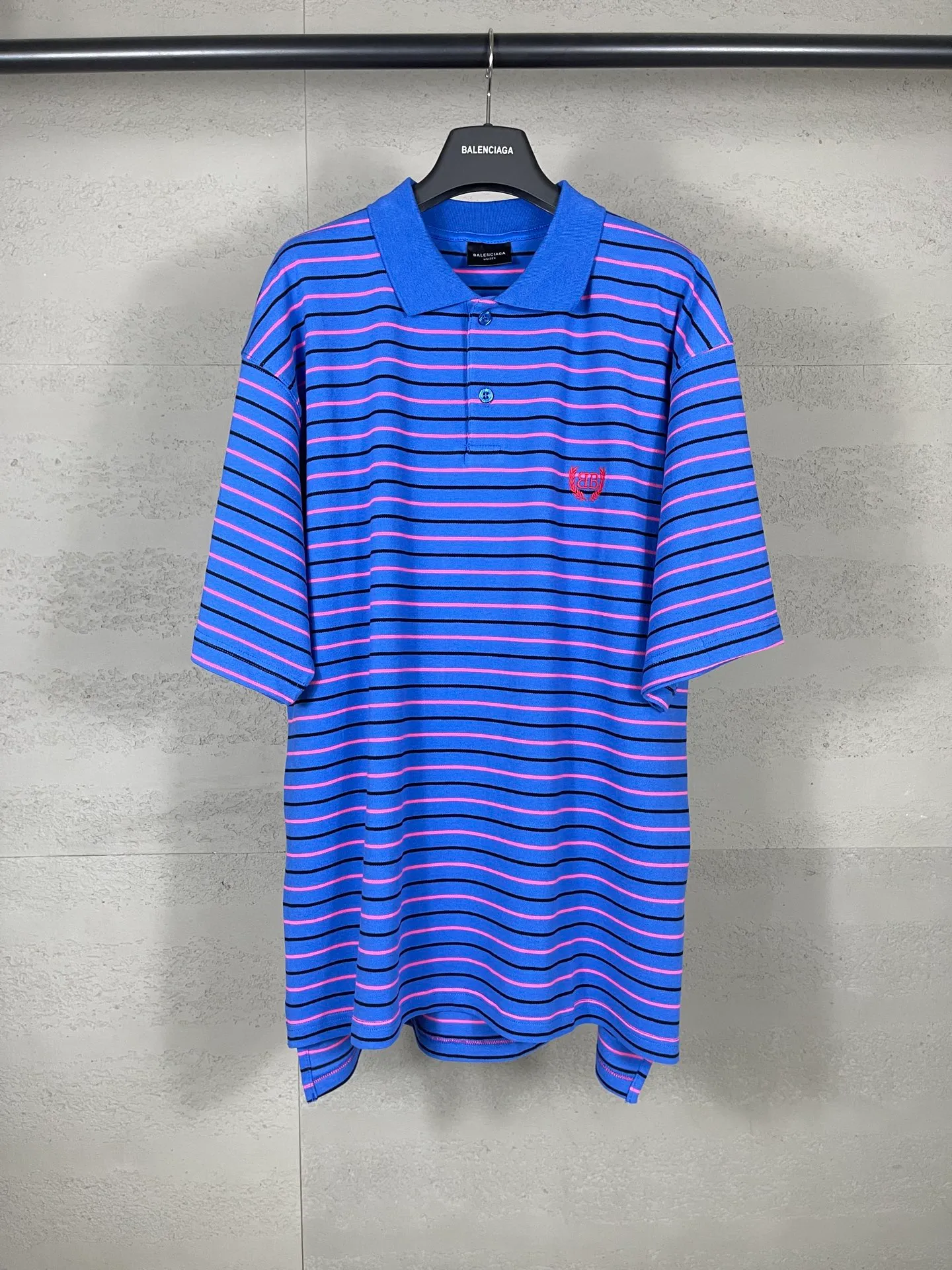 🅿️220 real photos [Top version. Official website quality] BALENCI*GA/Paris #2025 new simple striped chest embroidered POLO shirt, full of design, seamless side strips, heavy production.  Welcome to compare. The fabric is made of Paris ZP custom-woven and dyed cotton pique, with a weight of 260 grams. The cloth surface is clean. The cloth pattern is clear, soft and comfortable. The threads are woven and dyed with no color difference. The embroidered LOGO is embroidered using imported Tajima embroidery machine. The effect is three-dimensional. Restore brick cabinet, adopt OS loose shoulder style. Same style for men and women. Code: BL252206 Color: blue, white Size: XS S M L