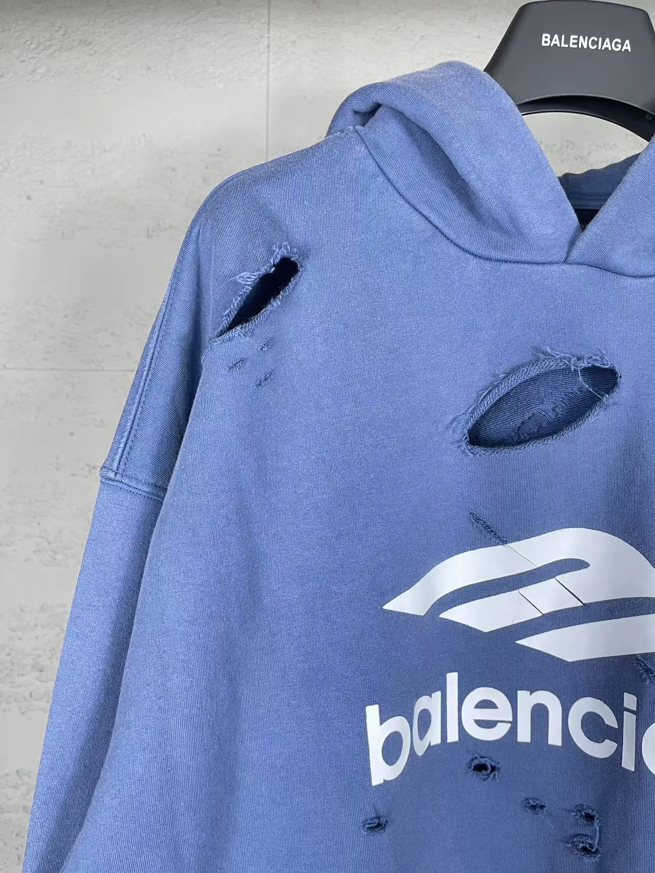 🅿️370 real photos [Top version. Official website quality] BALENCI*GA/Paris BALENCI*GA#25 new style, 3M classic LOGO printed on the chest, washed and worn hooded sweatshirt. Brick cabinet sync. Wash water super heavy process. Welcome to compare. The fabric is made of Paris ZP custom-woven and dyed cotton terry sweatshirt. The weight is 460 grams. The cloth surface is clean. The cloth pattern is clear. It is soft and comfortable. It has good color fastness and is not easy to change color. The threads are woven and dyed with no color difference. The printing uses imported environmentally friendly materials and the letters are three-dimensional. Comparisons welcome. Restore brick cabinet. The version adopts OS loose shoulder style. Same style for men and women. Code: BL258961 Color: Washed black, washed blue Size: XS S M L