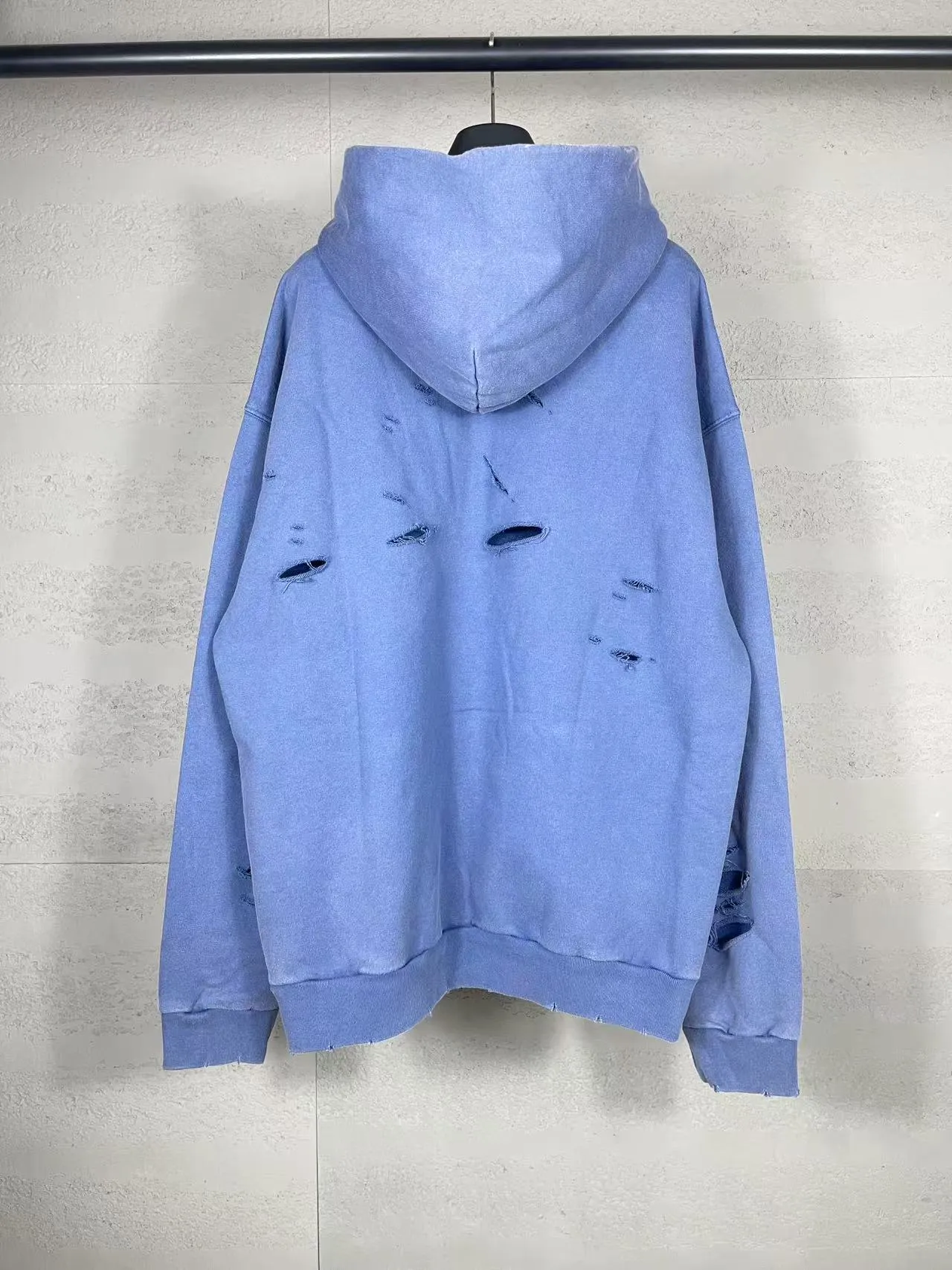🅿️370 real photos [Top version. Official website quality] BALENCI*GA/Paris BALENCI*GA#25 new style, 3M classic LOGO printed on the chest, washed and worn hooded sweatshirt. Brick cabinet sync. Wash water super heavy process. Welcome to compare. The fabric is made of Paris ZP custom-woven and dyed cotton terry sweatshirt. The weight is 460 grams. The cloth surface is clean. The cloth pattern is clear. It is soft and comfortable. It has good color fastness and is not easy to change color. The threads are woven and dyed with no color difference. The printing uses imported environmentally friendly materials and the letters are three-dimensional. Comparisons welcome. Restore brick cabinet. The version adopts OS loose shoulder style. Same style for men and women. Code: BL258961 Color: Washed black, washed blue Size: XS S M L