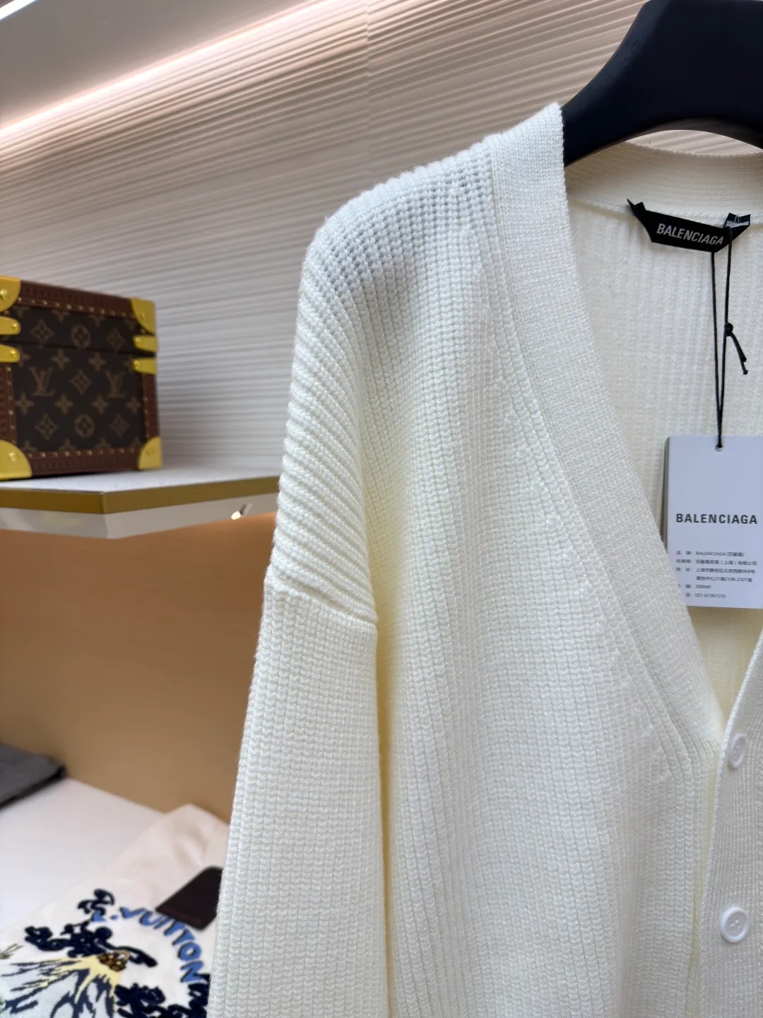 Balenciaga arm logo cardigan sweater ●Original version: Purchased and developed by 15522 ●Item number: 1681603-B15 ●Fabric: wool blended fabric ●Technology: knitting ●Color: white ●Version: loose fit ●Weight: about 975 grams ●Size: S-M-L ●Description: Using wool blended yarn, the fabric composition is 65% cotton, 35% wool. The fabric pattern is stiff. The high cotton content can make the clothes have a sagging feeling and restore the original effect. The 35% wool content can fully tighten the fabric density and make the clothes achieve a certain level of warmth. Accessories: Leather The logo is made of natural silicone material. The original white fonts in the logo are custom-made. The sizes are consistent with the original version. This model is made of wool blended fabric and cardigan. The long sleeves and sleeves are decorated with logo art silicone works. The overall wiring is straight and delicate, the fabric is comfortable and soft, and the color is consistent without color difference. It can be matched with the same style to create a fashionable look, and can be used in various occasions. Customized accessories, complete with three standards, same style for men and women!
