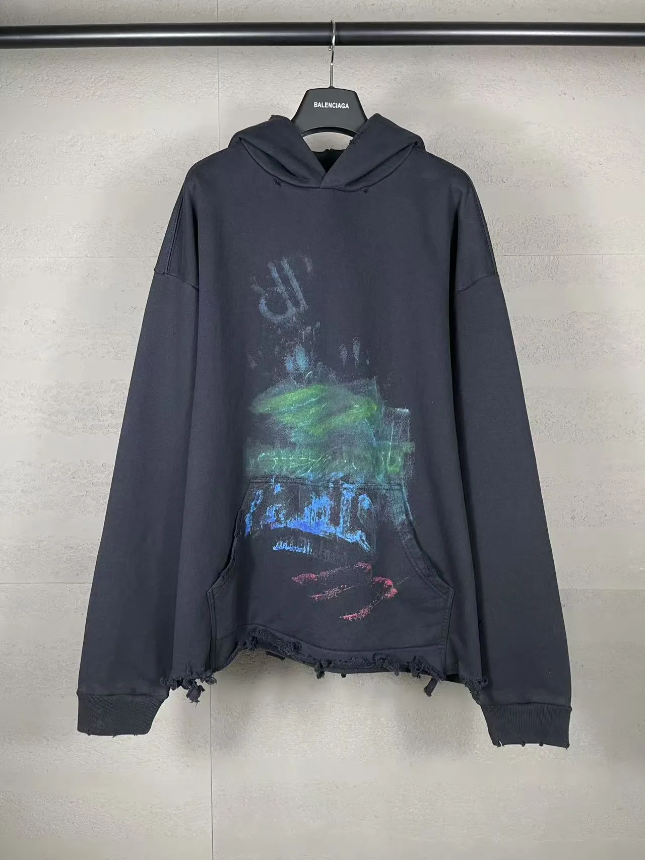 🅿️360 detailed pictures [Top version. Official website quality] BALENCI*GA/Paris BALENCI*GA#25 Paris new model, blurred pattern on the front and back, direct spray of white ink on the front and back, worn and damaged by washing, old hem, hand-polished hooded sweatshirt, brick cabinet synchronization. The worn and worn ZP is the same, welcome to compare. The fabric is made of Paris ZP custom-woven and dyed cotton sweatshirt. The weight is 460 grams. The cloth surface is clean. The cloth pattern is clear. Soft and comfortable. The color fastness is good. It is not easy to change color. The threads are woven and dyed with no color difference. The printing uses white ink computer direct printing, and the garments are washed, worn and worn, and the craftsmanship is extremely heavy. Jubie market makes goods based on pictures. Comparisons welcome. Restore the brick cabinet. The version adopts the OS loose shoulder version. Same style for men and women. Code: BL258963 Color: gray blue Size: XS S M L