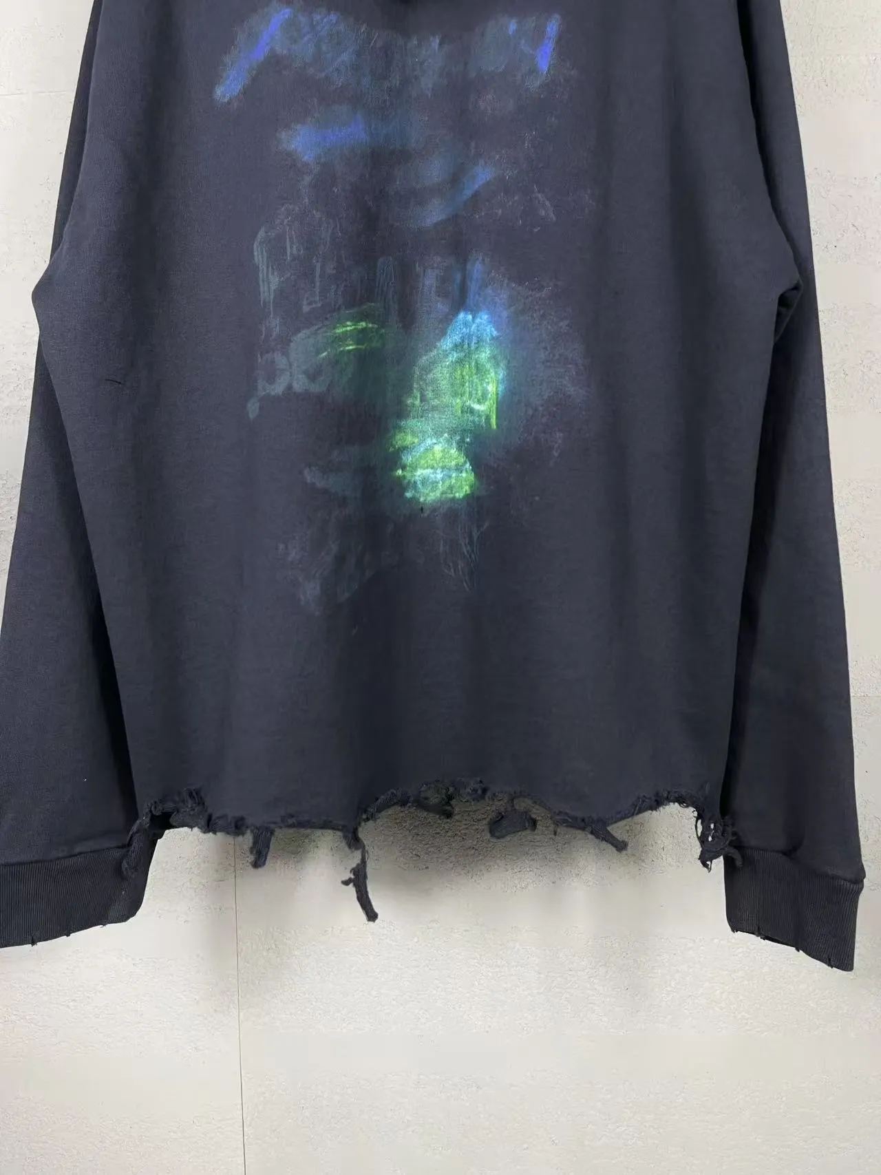 🅿️360 detailed pictures [Top version. Official website quality] BALENCI*GA/Paris BALENCI*GA#25 Paris new model, blurred pattern on the front and back, direct spray of white ink on the front and back, worn and damaged by washing, old hem, hand-polished hooded sweatshirt, brick cabinet synchronization. The worn and worn ZP is the same, welcome to compare. The fabric is made of Paris ZP custom-woven and dyed cotton sweatshirt. The weight is 460 grams. The cloth surface is clean. The cloth pattern is clear. Soft and comfortable. The color fastness is good. It is not easy to change color. The threads are woven and dyed with no color difference. The printing uses white ink computer direct printing, and the garments are washed, worn and worn, and the craftsmanship is extremely heavy. Jubie market makes goods based on pictures. Comparisons welcome. Restore the brick cabinet. The version adopts the OS loose shoulder version. Same style for men and women. Code: BL258963 Color: gray blue Size: XS S M L