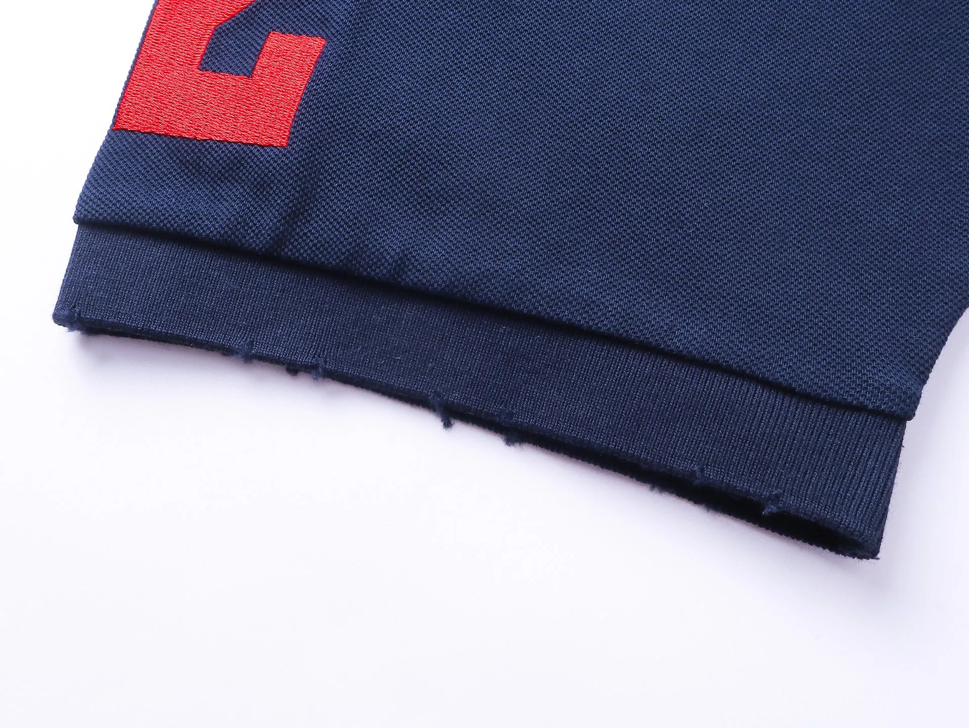 🅿️240 real photos [Top version. Official website quality] BALENCI*GA/Paris #2025 war horse embroidery frayed old POLO shirt, washed and worn, full of design. Welcome to compare. The fabric is made of Paris ZP custom-woven and dyed cotton pique, with a weight of 260 grams. The cloth surface is clean. The cloth pattern is clear, soft and comfortable. The threads are woven and dyed with no color difference. The embroidered LOGO is embroidered using imported Tajima embroidery machine. The effect is three-dimensional. Restore the brick cabinet, adopt the OS loose shoulder style. Same style for men and women. Code: BL252210 Color: royal blue Size: XS S M L