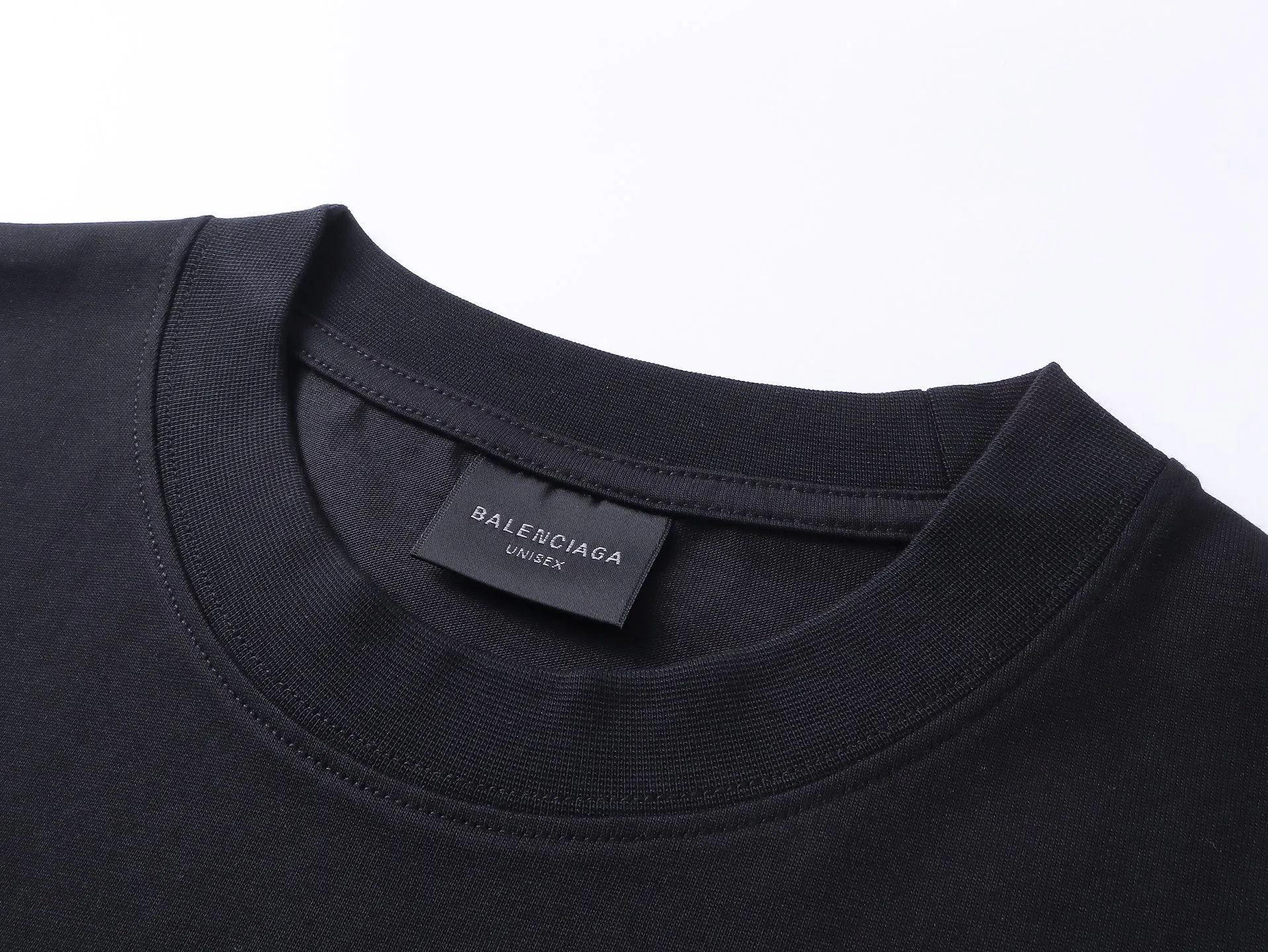 🅿️194 Real photos [Top version. Official website quality] BALENCI*GA/Paris BALENCI*GA# new style, 2025 new letter LOGO on the front and back, exquisite embroidery on the left and right cuffs of short-sleeved T-shirts. Brick cabinet synchronization. Welcome to compare. The fabric is made of Paris ZP custom-woven and dyed 100% cotton double-yarn compact cotton. The weight is 260 grams. The cloth surface is clean. The cloth pattern is clear. It is soft and comfortable. It has good color fastness and is not easy to change color. The threads are woven and dyed with no color difference. The embroidery is done using a Tajima embroidery machine, with clear patterns and three-dimensional letters. Comparisons welcome. Restore the brick cabinet. The version adopts the OS loose shoulder version. Same style for men and women. Code: BL253680 Color: black, fog blue Size: XS S M L
