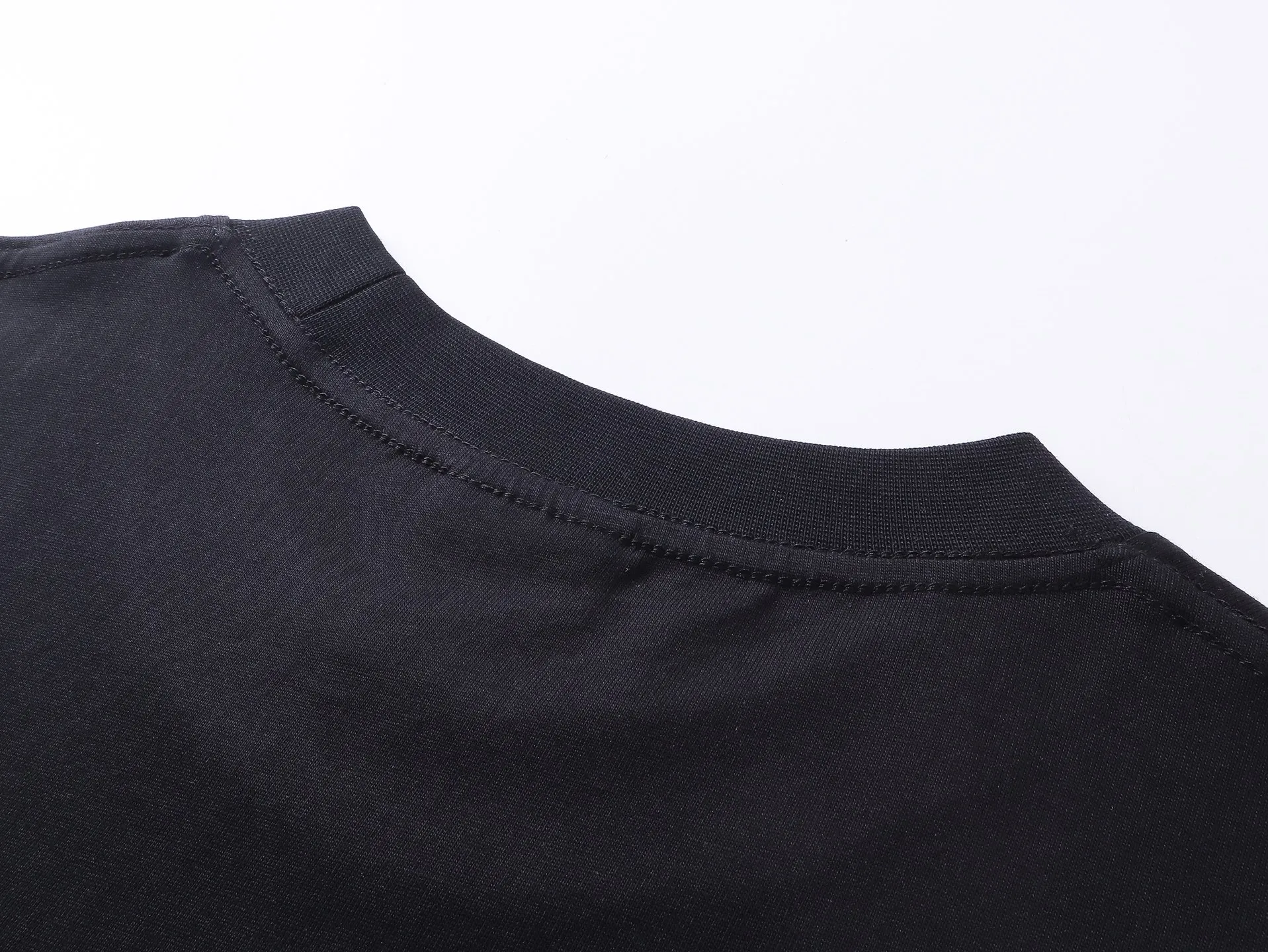 🅿️194 Real photos [Top version. Official website quality] BALENCI*GA/Paris BALENCI*GA# new style, 2025 new letter LOGO on the front and back, exquisite embroidery on the left and right cuffs of short-sleeved T-shirts. Brick cabinet synchronization. Welcome to compare. The fabric is made of Paris ZP custom-woven and dyed 100% cotton double-yarn compact cotton. The weight is 260 grams. The cloth surface is clean. The cloth pattern is clear. It is soft and comfortable. It has good color fastness and is not easy to change color. The threads are woven and dyed with no color difference. The embroidery is done using a Tajima embroidery machine, with clear patterns and three-dimensional letters. Comparisons welcome. Restore the brick cabinet. The version adopts the OS loose shoulder version. Same style for men and women. Code: BL253680 Color: black, fog blue Size: XS S M L