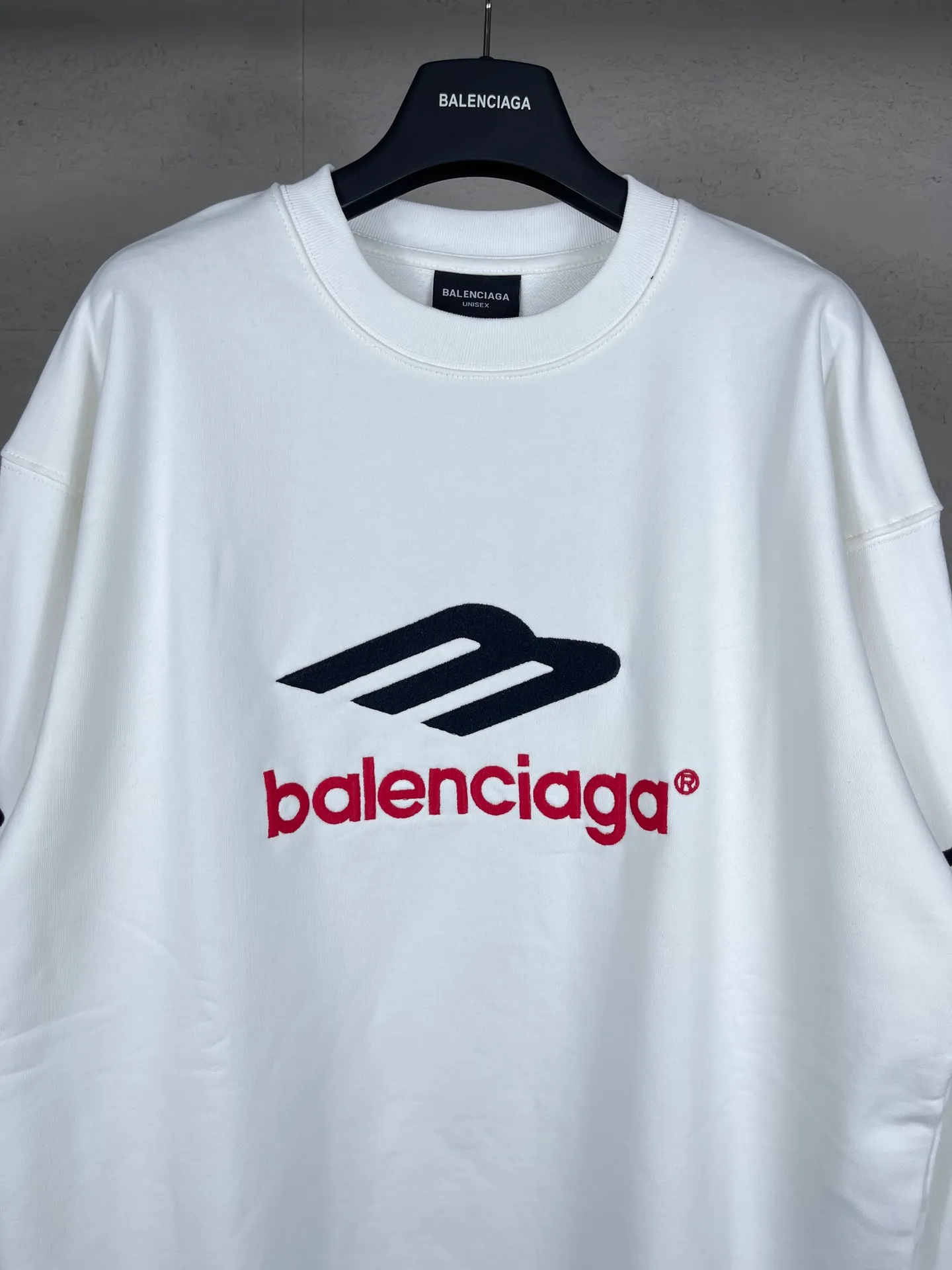 🅿️270 detailed pictures [Top version. Official website quality] BALENCI*GA/Paris BALENCI*GA#2024 latest model, round neck sweatshirt with large letter LOGO icon embroidery. Brick cabinet synchronization. Develop and develop genuine products at the first time. Embroidery. All colors are on the same board. Welcome to compare! The fabric is made of Paris ZP custom-woven and dyed cotton double-yarn large parka. The weight is 450 grams. The cloth surface is clean. The cloth pattern is clear. It is soft and comfortable. It has good color fastness and is not easy to change color. The threads are woven and dyed with no color difference. The embroidery is done using an imported Tajima embroidery machine, with a three-dimensional effect and clear lines. There are no burrs and miscellaneous threads, and the embroidery is of ultra-high craftsmanship. The version adopts OS loose shoulder design. Same style for men and women. Code: BL235571 Color: dark blue gray, white Size: XS S M L
