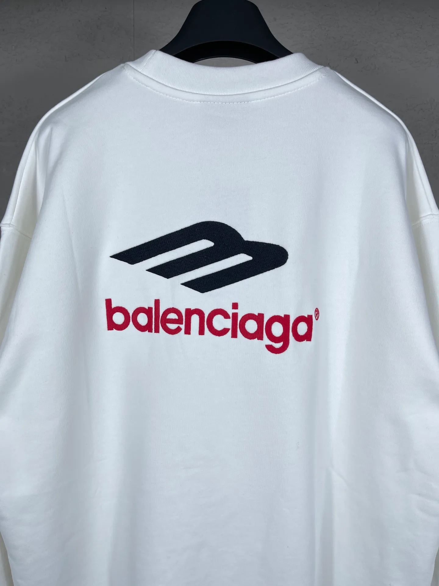 🅿️270 detailed pictures [Top version. Official website quality] BALENCI*GA/Paris BALENCI*GA#2024 latest model, round neck sweatshirt with large letter LOGO icon embroidery. Brick cabinet synchronization. Develop and develop genuine products at the first time. Embroidery. All colors are on the same board. Welcome to compare! The fabric is made of Paris ZP custom-woven and dyed cotton double-yarn large parka. The weight is 450 grams. The cloth surface is clean. The cloth pattern is clear. It is soft and comfortable. It has good color fastness and is not easy to change color. The threads are woven and dyed with no color difference. The embroidery is done using an imported Tajima embroidery machine, with a three-dimensional effect and clear lines. There are no burrs and miscellaneous threads, and the embroidery is of ultra-high craftsmanship. The version adopts OS loose shoulder design. Same style for men and women. Code: BL235571 Color: dark blue gray, white Size: XS S M L