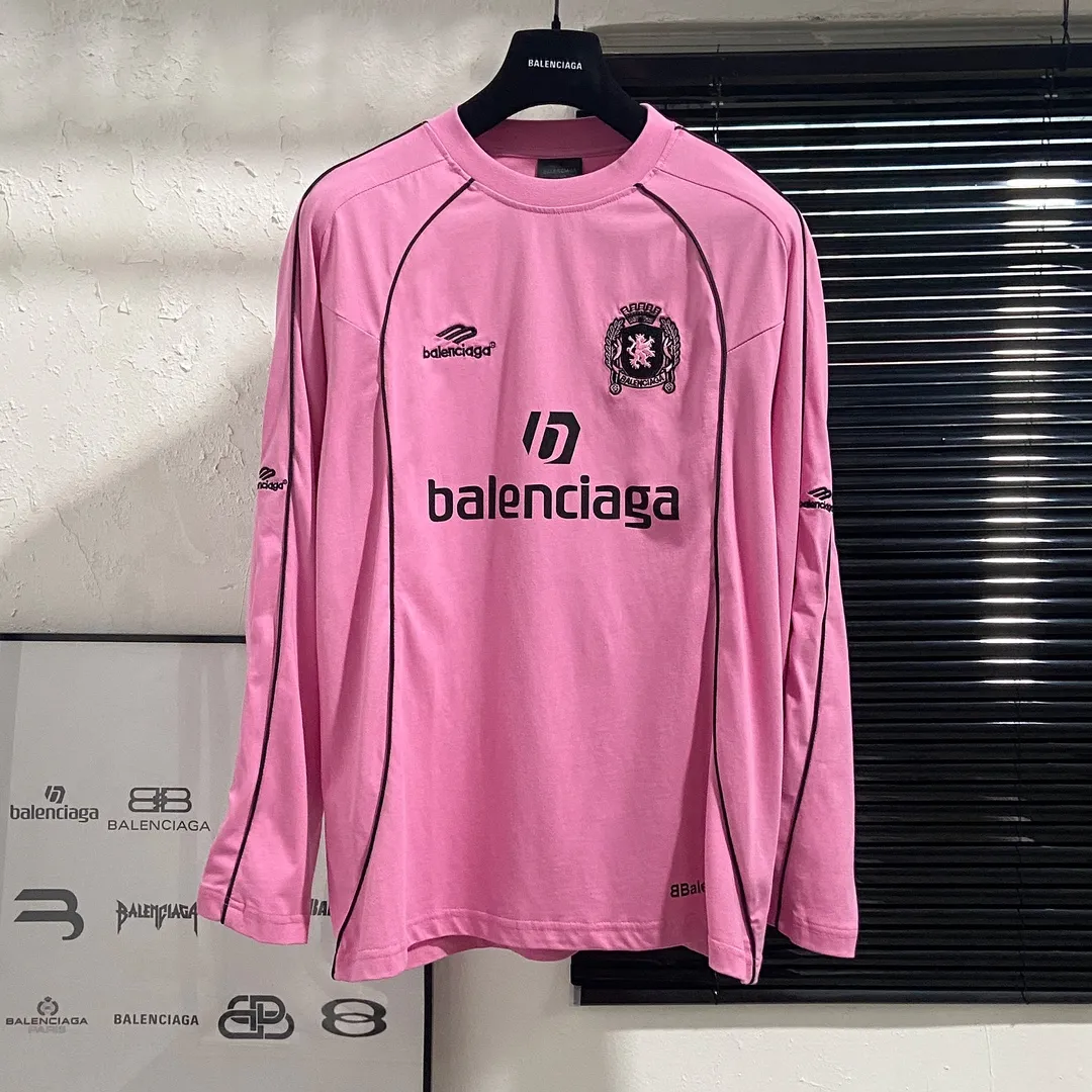 🅿️250 8151# Real photos Top version [[BALENCIA*GA] Official website quality Paris new joint football jersey long-sleeved T-shirt OS version Loose dropped shoulders Unisex style Fabric: 260g 100% cotton double yarn Process: Front and rear panel printing Front panel embroidery Garment washing Shape solid Color: Black White Pink Red Fluorescent Yellow Size: XS S M L