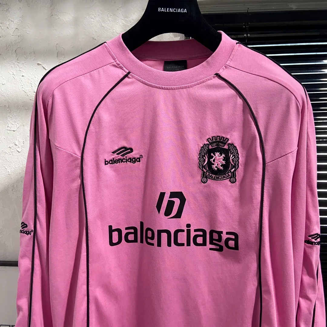 🅿️250 8151# Real photos Top version [[BALENCIA*GA] Official website quality Paris new joint football jersey long-sleeved T-shirt OS version Loose dropped shoulders Unisex style Fabric: 260g 100% cotton double yarn Process: Front and rear panel printing Front panel embroidery Garment washing Shape solid Color: Black White Pink Red Fluorescent Yellow Size: XS S M L