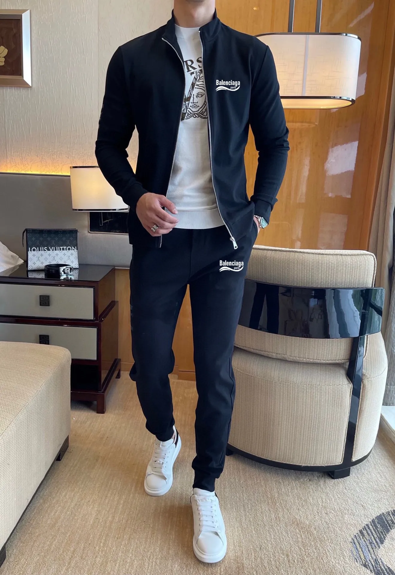 🅿️420 direct batch [BALENCIAGA] (Good news for fat people) hot-selling suit is coming. Focus on the original version of the official website. 2025 new hot-selling cardigan sweater suit. The original order is the best. 🇭🇰The meticulous work of top designers. Just for a fitting and perfect upper body effect. All-natural high-quality Roman cotton 100%, close-fitting comfort, noble and elegant! Original hardware embodies elegance and nobility! Counter size: M-5XL (maximum wear up to 220 pounds)