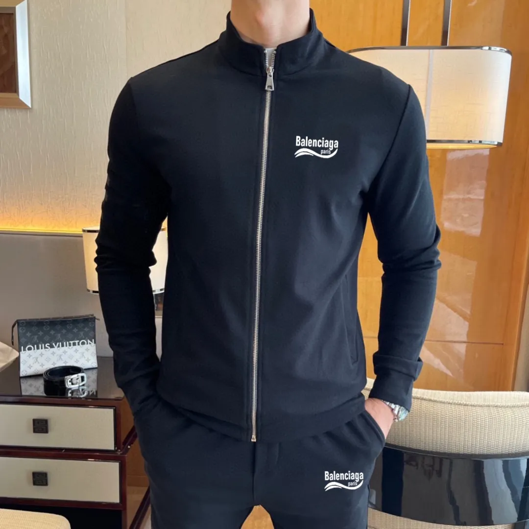 🅿️420 direct batch [BALENCIAGA] (Good news for fat people) hot-selling suit is coming. Focus on the original version of the official website. 2025 new hot-selling cardigan sweater suit. The original order is the best. 🇭🇰The meticulous work of top designers. Just for a fitting and perfect upper body effect. All-natural high-quality Roman cotton 100%, close-fitting comfort, noble and elegant! Original hardware embodies elegance and nobility! Counter size: M-5XL (maximum wear up to 220 pounds)