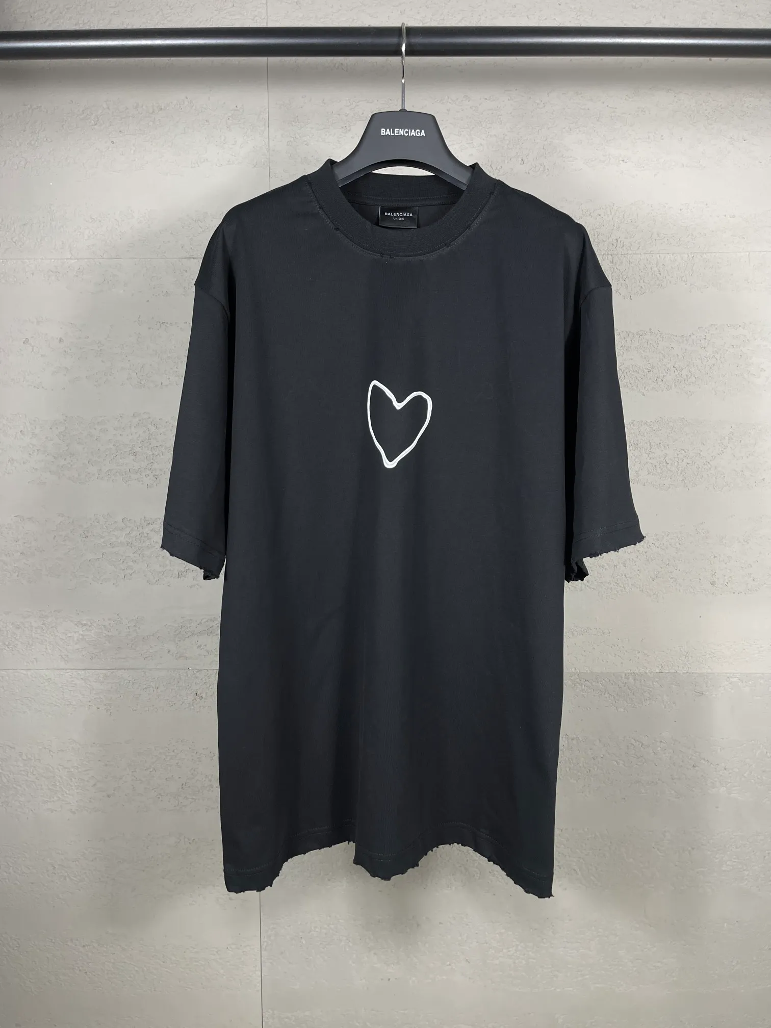 🅿️180 real photos [Top version. Official website quality] BALENCI*GA/Paris. SS24 Paris Chinese Valentine's Day limited edition love LOGO print, finished product washed and worn short-sleeved T-shirt. Brick cabinet synchronization. Genuine product developed at the first time, happy to print and compare! The fabric is made of Paris ZP custom-woven and dyed cotton double yarn. Weighing 260 grams, the cloth surface is clean. The cloth pattern is clear, soft and comfortable. The threads are dyed with no color difference. The printing uses environmentally friendly imported materials. The letters are clear and the effect is three-dimensional. The version adopts OS loose shoulder design. Same style for men and women. Code: BL223606 Color: black, pink Size: XS S M L