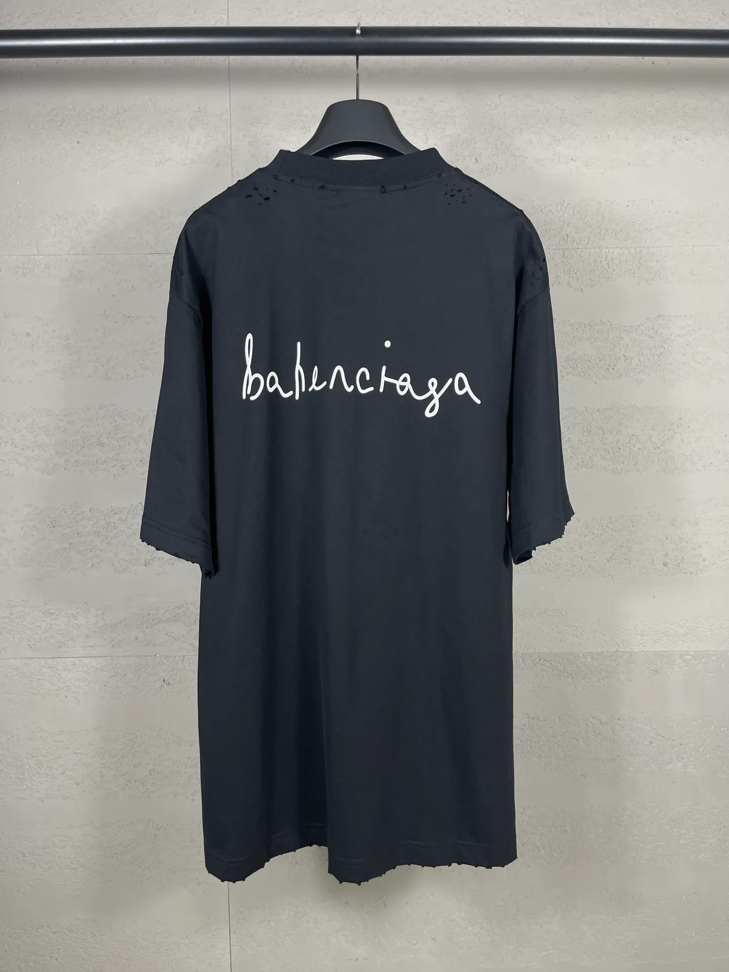 🅿️180 real photos [Top version. Official website quality] BALENCI*GA/Paris. SS24 Paris Chinese Valentine's Day limited edition love LOGO print, finished product washed and worn short-sleeved T-shirt. Brick cabinet synchronization. Genuine product developed at the first time, happy to print and compare! The fabric is made of Paris ZP custom-woven and dyed cotton double yarn. Weighing 260 grams, the cloth surface is clean. The cloth pattern is clear, soft and comfortable. The threads are dyed with no color difference. The printing uses environmentally friendly imported materials. The letters are clear and the effect is three-dimensional. The version adopts OS loose shoulder design. Same style for men and women. Code: BL223606 Color: black, pink Size: XS S M L