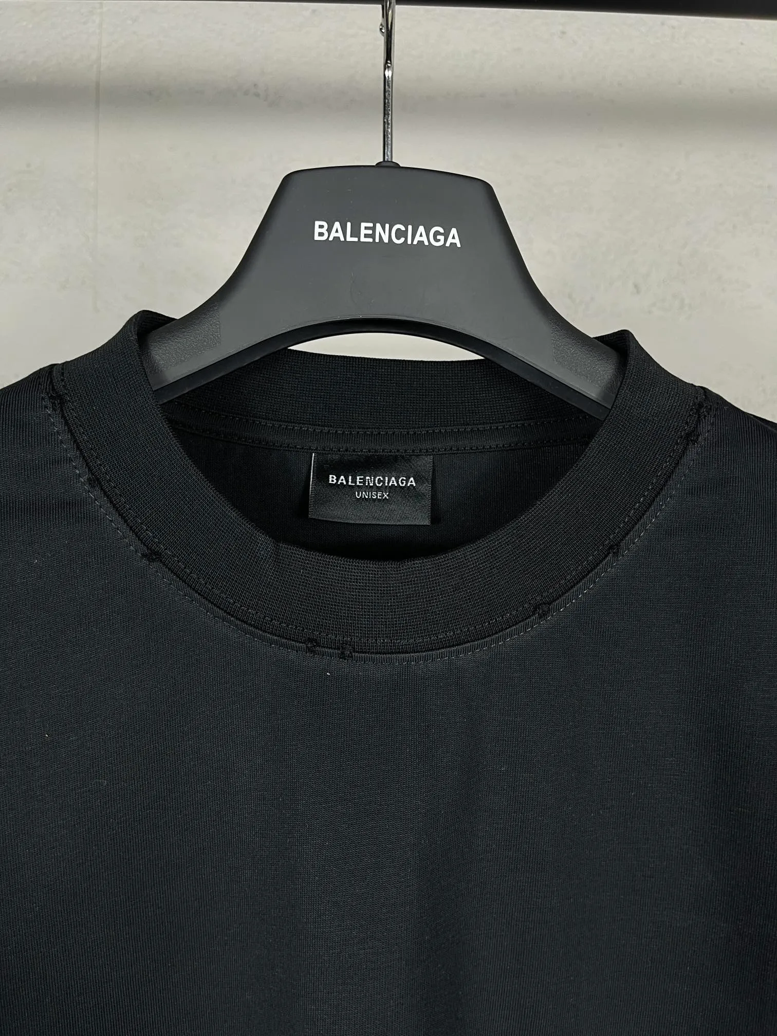 🅿️180 real photos [Top version. Official website quality] BALENCI*GA/Paris. SS24 Paris Chinese Valentine's Day limited edition love LOGO print, finished product washed and worn short-sleeved T-shirt. Brick cabinet synchronization. Genuine product developed at the first time, happy to print and compare! The fabric is made of Paris ZP custom-woven and dyed cotton double yarn. Weighing 260 grams, the cloth surface is clean. The cloth pattern is clear, soft and comfortable. The threads are dyed with no color difference. The printing uses environmentally friendly imported materials. The letters are clear and the effect is three-dimensional. The version adopts OS loose shoulder design. Same style for men and women. Code: BL223606 Color: black, pink Size: XS S M L
