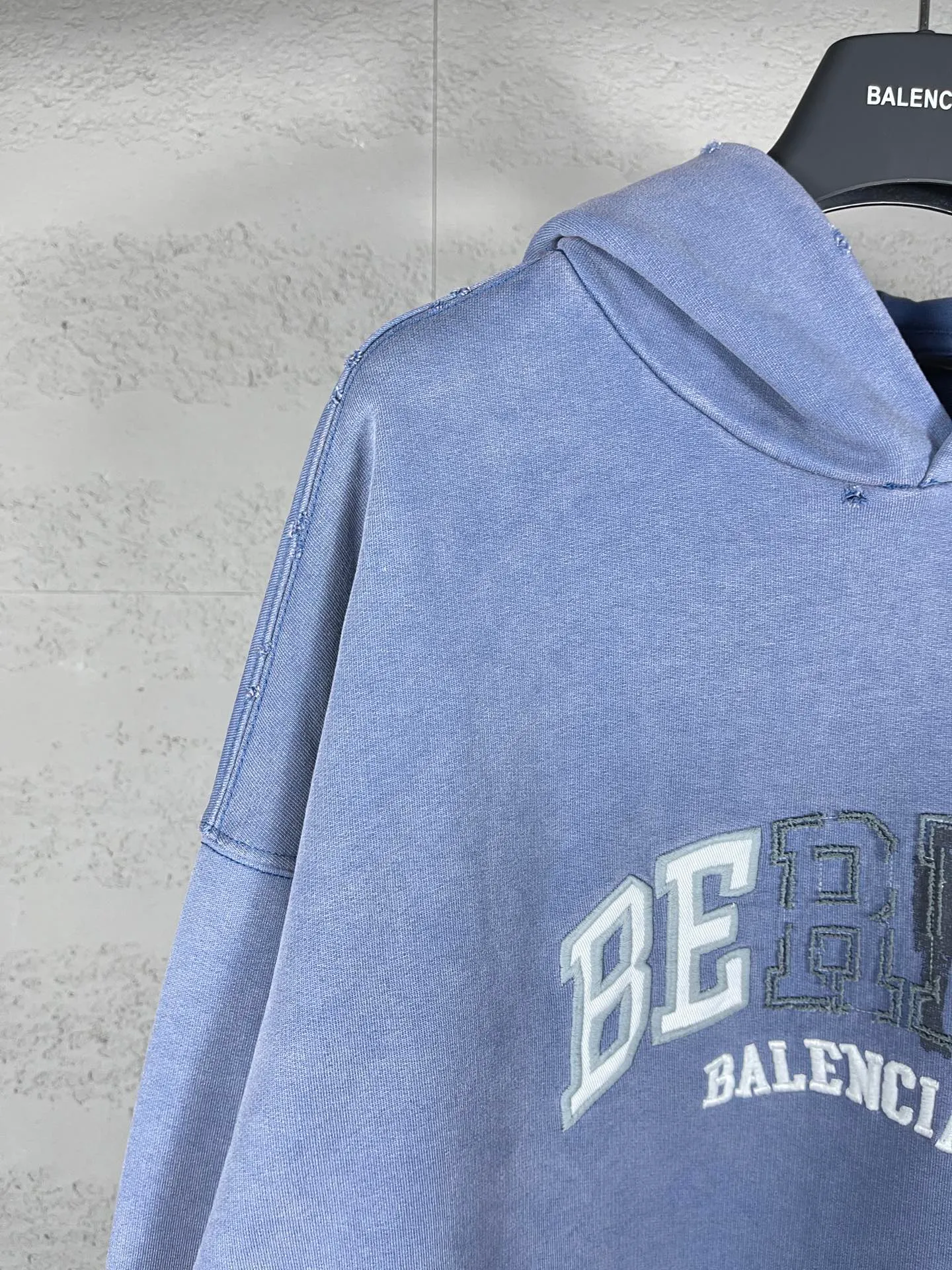🅿️330 real photos [Top version. Official website quality] BALENCI*GA/Paris BALENCI*GA#2024 latest model, classic letter LOGO graffiti. Toothbrush embroidery ready-to-wear distressed hooded sweatshirt. Brick cabinet synchronization. Genuine products are developed and developed in the first time. Welcome to compare! The fabric is made of Paris ZP custom-woven and dyed cotton sweatshirt. The weight is 450 grams. The cloth surface is clean. The cloth pattern is clear. It is soft and comfortable. It has good color fastness and is not easy to change color. The threads are woven and dyed with no color difference. The embroidery is done using imported Tajima embroidery machines. Over 10W needlework and extremely complex craftsmanship. The effect is three-dimensional and the lines are clear. No rough edges and lines. Ultra-high-tech embroidery. The hand-painted worn-out effect of ready-made garments. The version adopts OS loose shoulder design. Same style for men and women. Code: BL238030 Color: Dark blue gray. Floral gray. Washed blue Size: XS S M L