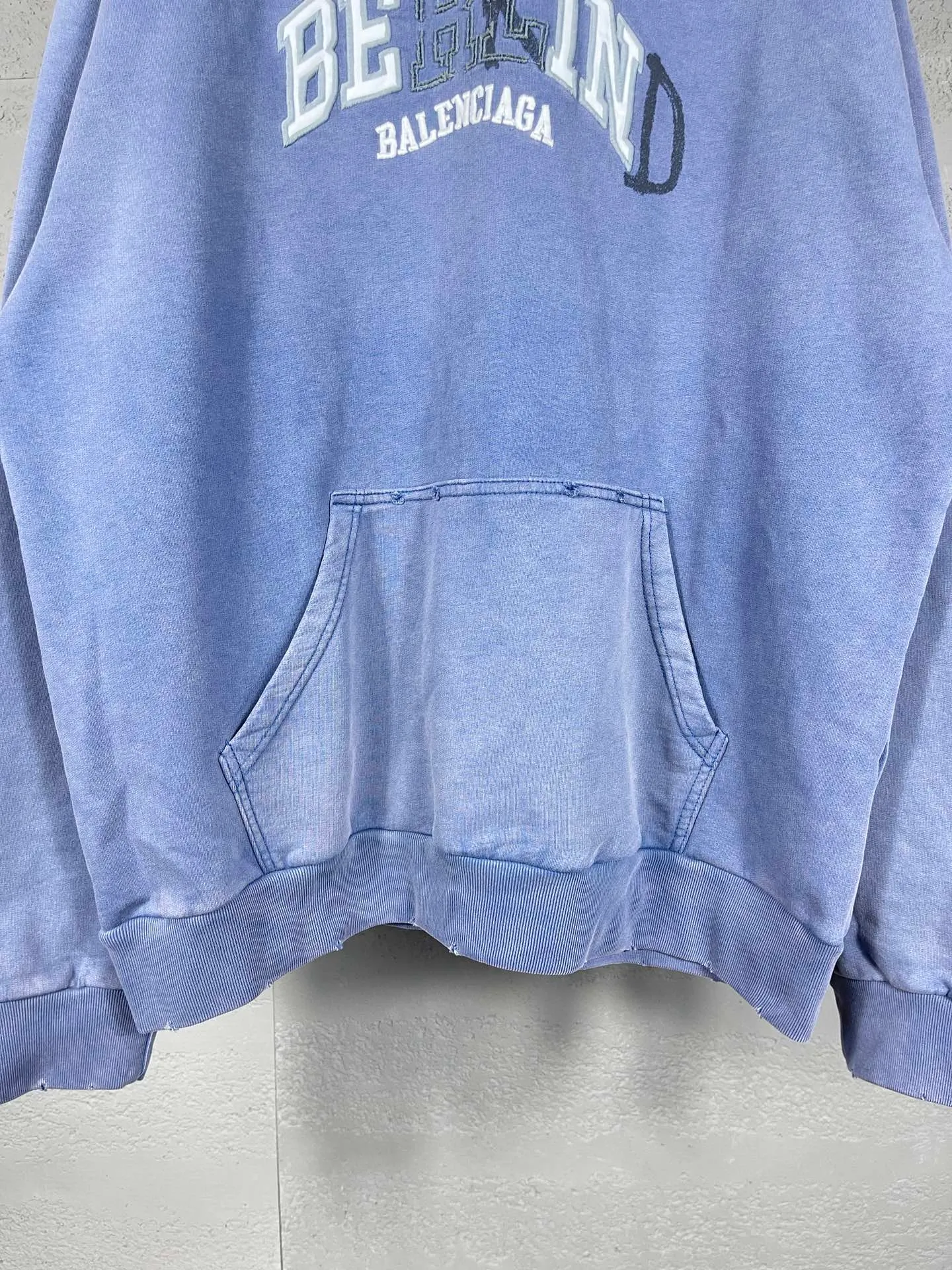 🅿️330 real photos [Top version. Official website quality] BALENCI*GA/Paris BALENCI*GA#2024 latest model, classic letter LOGO graffiti. Toothbrush embroidery ready-to-wear distressed hooded sweatshirt. Brick cabinet synchronization. Genuine products are developed and developed in the first time. Welcome to compare! The fabric is made of Paris ZP custom-woven and dyed cotton sweatshirt. The weight is 450 grams. The cloth surface is clean. The cloth pattern is clear. It is soft and comfortable. It has good color fastness and is not easy to change color. The threads are woven and dyed with no color difference. The embroidery is done using imported Tajima embroidery machines. Over 10W needlework and extremely complex craftsmanship. The effect is three-dimensional and the lines are clear. No rough edges and lines. Ultra-high-tech embroidery. The hand-painted worn-out effect of ready-made garments. The version adopts OS loose shoulder design. Same style for men and women. Code: BL238030 Color: Dark blue gray. Floral gray. Washed blue Size: XS S M L