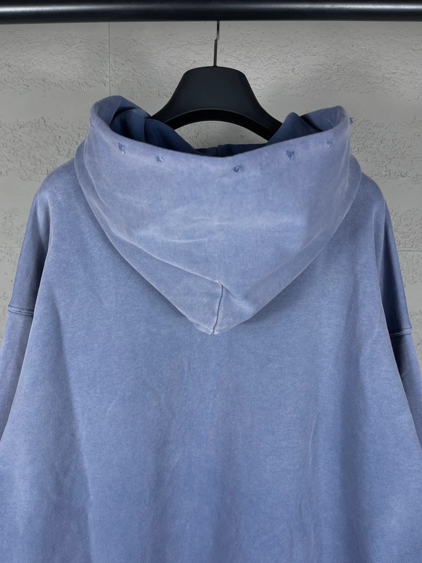 🅿️330 real photos [Top version. Official website quality] BALENCI*GA/Paris BALENCI*GA#2024 latest model, classic letter LOGO graffiti. Toothbrush embroidery ready-to-wear distressed hooded sweatshirt. Brick cabinet synchronization. Genuine products are developed and developed in the first time. Welcome to compare! The fabric is made of Paris ZP custom-woven and dyed cotton sweatshirt. The weight is 450 grams. The cloth surface is clean. The cloth pattern is clear. It is soft and comfortable. It has good color fastness and is not easy to change color. The threads are woven and dyed with no color difference. The embroidery is done using imported Tajima embroidery machines. Over 10W needlework and extremely complex craftsmanship. The effect is three-dimensional and the lines are clear. No rough edges and lines. Ultra-high-tech embroidery. The hand-painted worn-out effect of ready-made garments. The version adopts OS loose shoulder design. Same style for men and women. Code: BL238030 Color: Dark blue gray. Floral gray. Washed blue Size: XS S M L