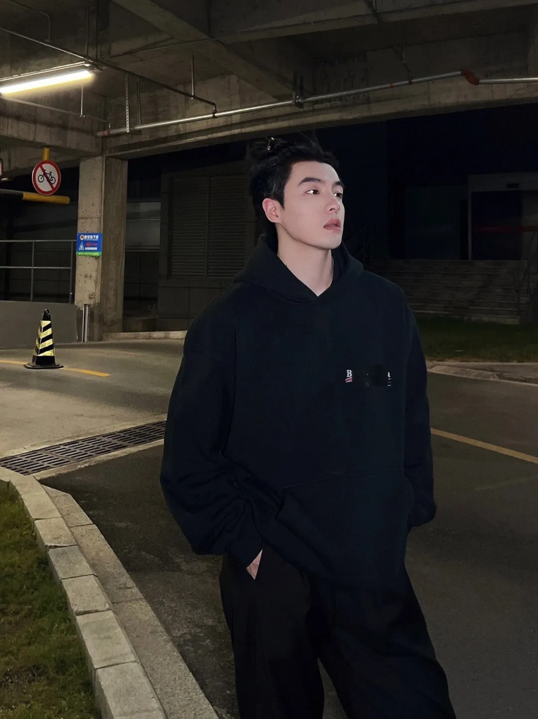 ♻️💯Reference model picture for the upper body❤️The top tested version Balenciaga BALENCIAGA Cola Malone black embroidery for male and female couples star new autumn and winter pure cotton hoodie sweatshirt original 4.2K purchase version, dust-free white and black fabrics, three-dimensional embroidery technology, bright TPU lettering film laminated technology. 480g combed cotton terry fabric. The classic Coke logo embroidery design was selected based on the original embroidery color. After many comparisons, it was finally decided to use imported mercerized light dyeing to best restore the color difference effect consistent with the original version. The front and rear panels are embroidered with the classic Coke logo. The embroidery design on the front panel is relatively delicate. After many adjustments, it is difficult to restore the effect. Bright black TPU lettering film positioning adhesive polyurethane thermoplastic elastomer, also known as thermoplastic polyurethane rubber or TPU for short. TPU is an emerging plastic variety with good processability, weather resistance, and environmental protection. The laser film cutting machine can design the pattern according to the computer software, and then use the heat press tool to position and transfer the print. After transfer, a uniform square dark pattern is produced, and the film material and the body of the garment create a texture contrast. Based on the embroidery, the positioning and gluing process is used to cover the original embroidery pattern to create a three-dimensional visual effect. Oversize loose version Oversize loose silhouette design, basic round neckline, dropped shoulder line, vertical pit woven code from top to bottom, collar, cuffs, and hem all have ruffles for windproof effect, sleeve length is longer than conventional sweaters to highlight the details. The thickness of the ready-made garment is the same as the original version, and it is additionally shaped to make the upper body wider and not easily deformed. Customized brand's latest color folded main logo, complete set of new accessories Color: Black Size: XS-L P:470