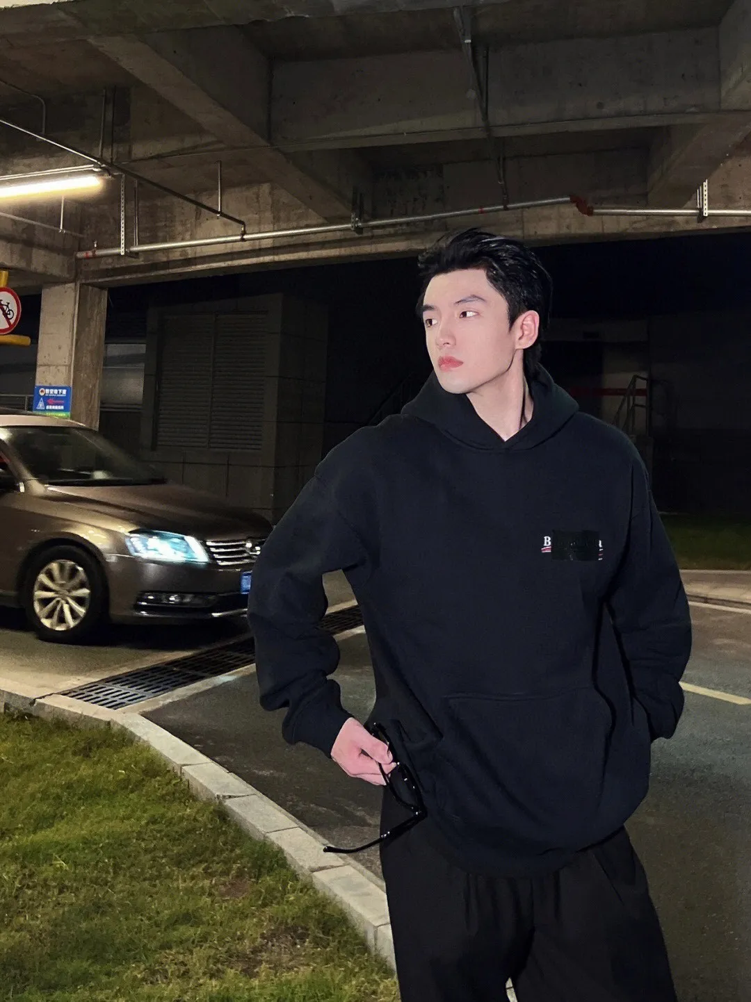 ♻️💯Reference model picture for the upper body❤️The top tested version Balenciaga BALENCIAGA Cola Malone black embroidery for male and female couples star new autumn and winter pure cotton hoodie sweatshirt original 4.2K purchase version, dust-free white and black fabrics, three-dimensional embroidery technology, bright TPU lettering film laminated technology. 480g combed cotton terry fabric. The classic Coke logo embroidery design was selected based on the original embroidery color. After many comparisons, it was finally decided to use imported mercerized light dyeing to best restore the color difference effect consistent with the original version. The front and rear panels are embroidered with the classic Coke logo. The embroidery design on the front panel is relatively delicate. After many adjustments, it is difficult to restore the effect. Bright black TPU lettering film positioning adhesive polyurethane thermoplastic elastomer, also known as thermoplastic polyurethane rubber or TPU for short. TPU is an emerging plastic variety with good processability, weather resistance, and environmental protection. The laser film cutting machine can design the pattern according to the computer software, and then use the heat press tool to position and transfer the print. After transfer, a uniform square dark pattern is produced, and the film material and the body of the garment create a texture contrast. Based on the embroidery, the positioning and gluing process is used to cover the original embroidery pattern to create a three-dimensional visual effect. Oversize loose version Oversize loose silhouette design, basic round neckline, dropped shoulder line, vertical pit woven code from top to bottom, collar, cuffs, and hem all have ruffles for windproof effect, sleeve length is longer than conventional sweaters to highlight the details. The thickness of the ready-made garment is the same as the original version, and it is additionally shaped to make the upper body wider and not easily deformed. Customized brand's latest color folded main logo, complete set of new accessories Color: Black Size: XS-L P:470