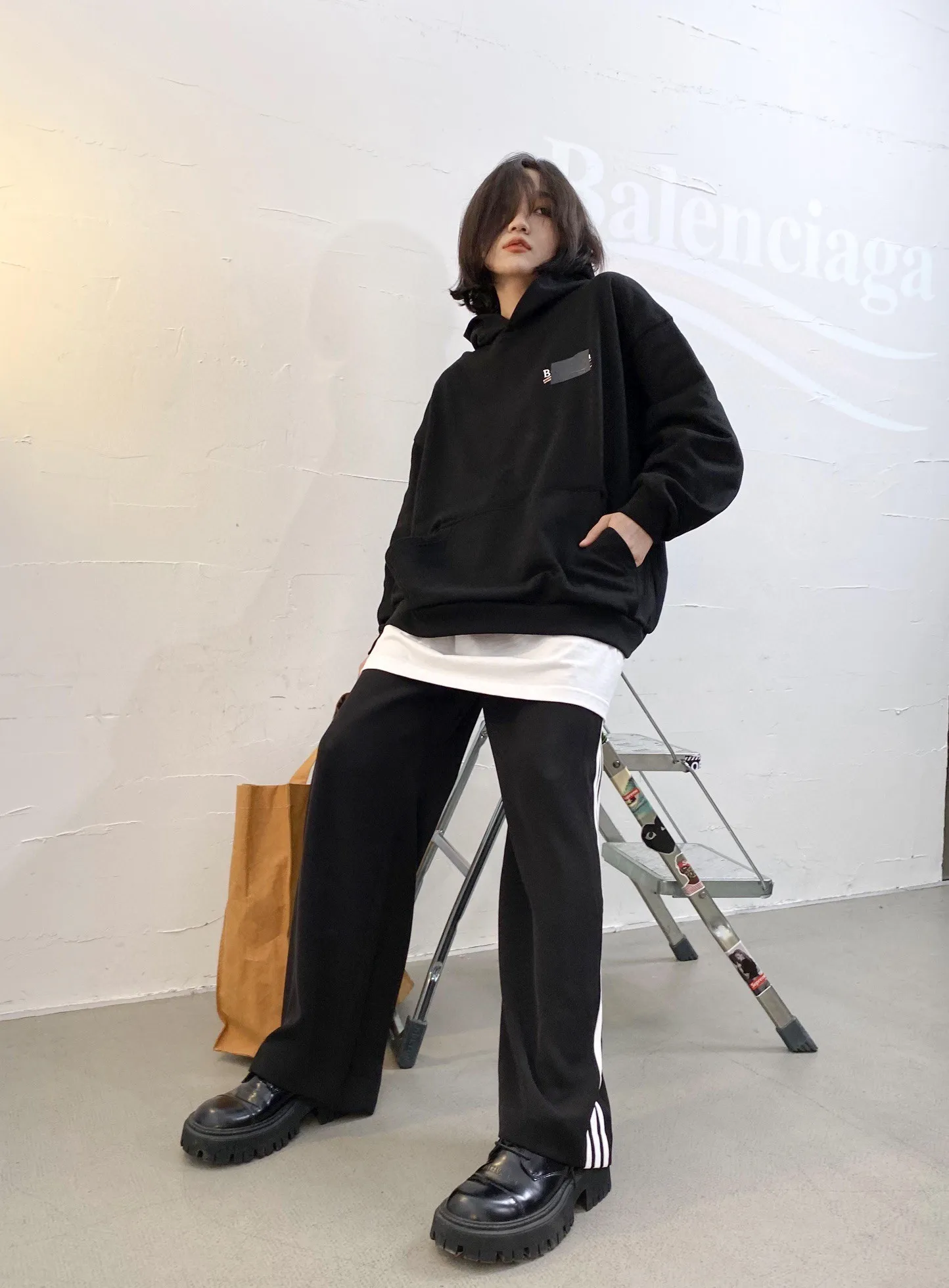 ♻️💯Reference model picture for the upper body❤️The top tested version Balenciaga BALENCIAGA Cola Malone black embroidery for male and female couples star new autumn and winter pure cotton hoodie sweatshirt original 4.2K purchase version, dust-free white and black fabrics, three-dimensional embroidery technology, bright TPU lettering film laminated technology. 480g combed cotton terry fabric. The classic Coke logo embroidery design was selected based on the original embroidery color. After many comparisons, it was finally decided to use imported mercerized light dyeing to best restore the color difference effect consistent with the original version. The front and rear panels are embroidered with the classic Coke logo. The embroidery design on the front panel is relatively delicate. After many adjustments, it is difficult to restore the effect. Bright black TPU lettering film positioning adhesive polyurethane thermoplastic elastomer, also known as thermoplastic polyurethane rubber or TPU for short. TPU is an emerging plastic variety with good processability, weather resistance, and environmental protection. The laser film cutting machine can design the pattern according to the computer software, and then use the heat press tool to position and transfer the print. After transfer, a uniform square dark pattern is produced, and the film material and the body of the garment create a texture contrast. Based on the embroidery, the positioning and gluing process is used to cover the original embroidery pattern to create a three-dimensional visual effect. Oversize loose version Oversize loose silhouette design, basic round neckline, dropped shoulder line, vertical pit woven code from top to bottom, collar, cuffs, and hem all have ruffles for windproof effect, sleeve length is longer than conventional sweaters to highlight the details. The thickness of the ready-made garment is the same as the original version, and it is additionally shaped to make the upper body wider and not easily deformed. Customized brand's latest color folded main logo, complete set of new accessories Color: Black Size: XS-L P:470