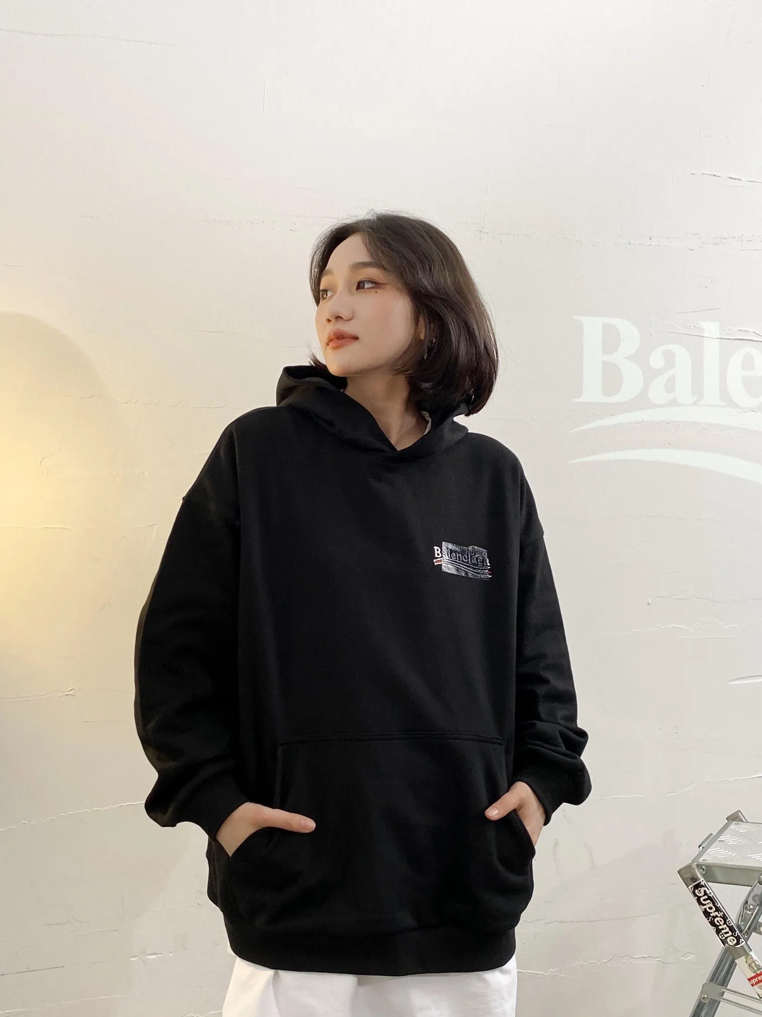 ♻️💯Reference model picture for the upper body❤️The top tested version Balenciaga BALENCIAGA Cola Malone black embroidery for male and female couples star new autumn and winter pure cotton hoodie sweatshirt original 4.2K purchase version, dust-free white and black fabrics, three-dimensional embroidery technology, bright TPU lettering film laminated technology. 480g combed cotton terry fabric. The classic Coke logo embroidery design was selected based on the original embroidery color. After many comparisons, it was finally decided to use imported mercerized light dyeing to best restore the color difference effect consistent with the original version. The front and rear panels are embroidered with the classic Coke logo. The embroidery design on the front panel is relatively delicate. After many adjustments, it is difficult to restore the effect. Bright black TPU lettering film positioning adhesive polyurethane thermoplastic elastomer, also known as thermoplastic polyurethane rubber or TPU for short. TPU is an emerging plastic variety with good processability, weather resistance, and environmental protection. The laser film cutting machine can design the pattern according to the computer software, and then use the heat press tool to position and transfer the print. After transfer, a uniform square dark pattern is produced, and the film material and the body of the garment create a texture contrast. Based on the embroidery, the positioning and gluing process is used to cover the original embroidery pattern to create a three-dimensional visual effect. Oversize loose version Oversize loose silhouette design, basic round neckline, dropped shoulder line, vertical pit woven code from top to bottom, collar, cuffs, and hem all have ruffles for windproof effect, sleeve length is longer than conventional sweaters to highlight the details. The thickness of the ready-made garment is the same as the original version, and it is additionally shaped to make the upper body wider and not easily deformed. Customized brand's latest color folded main logo, complete set of new accessories Color: Black Size: XS-L P:470