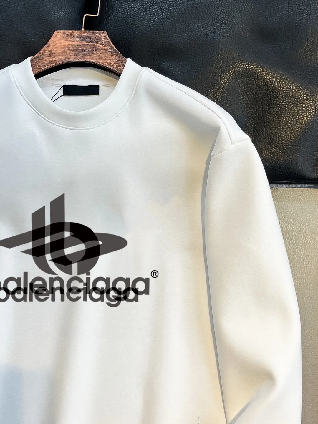 🅿️220 brand [BALENCIAGA] (good news for fat people) 2025ss autumn latest long-sleeved round-neck sweatshirt, available simultaneously on the official website. Refreshing and breathable. Made of top Tencel Roman. Comfortable and soft. 3D stereoscopic clarity. Super fashion sense. Great gift for your own use. Size: M-5XL (can be worn up to 220 pounds)