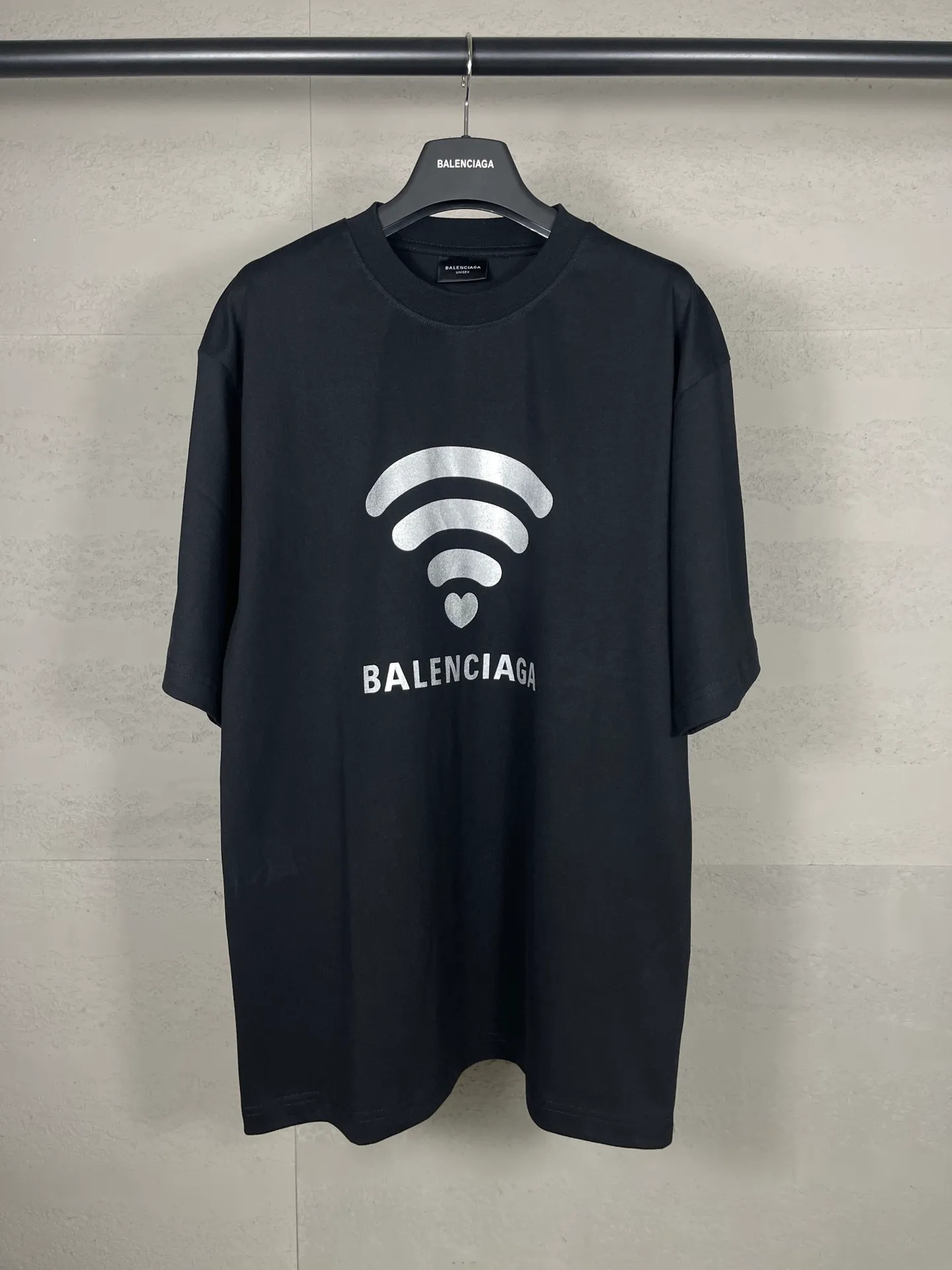 🅿️166 real photos [Top version. Official website quality] BALENCI*GA/Paris. 2024 limited edition. 520 limited WI-FI catwalk style printed short-sleeved T-shirt. Brick cabinet synchronization. Genuine product developed at the first time, happy to print and compare! The fabric is made of Paris ZP custom-woven and dyed cotton double yarn. Weighing 260 grams, the cloth surface is clean. The cloth pattern is clear, soft and comfortable. The threads are dyed with no color difference. The printing uses environmentally friendly imported materials. The letters are clear and the effect is three-dimensional. The version adopts OS loose shoulder design. Same style for men and women. Code: BL223368 Color: black. Off-white Size: XS to L