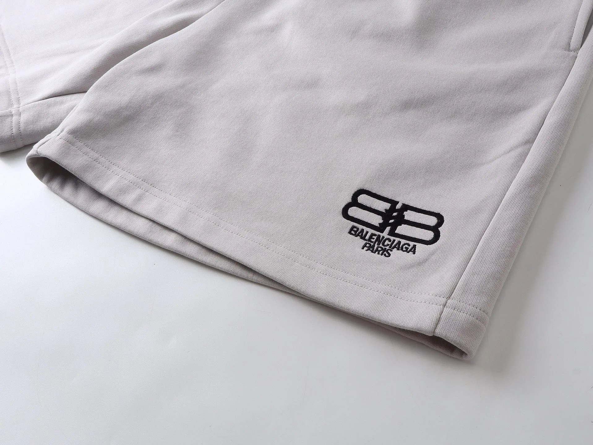 🅿️210 real photos [Top version. Official website quality] BALENCI*GA/Paris. New model. Double B classic LOGO embroidered shorts. Brick cabinet synchronization. Genuine product developed at the first time, please print and compare! The fabric is made of Paris ZP custom-woven and dyed 100% cotton terry sweatshirt. The weight is 460 grams. The cloth surface is clean. The cloth pattern is clear and the hand feels soft and comfortable. The embroidery uses an imported Tajima embroidery machine. The letters are clear and the effect is three-dimensional. The version adopts a loose version. Same style for men and women. Code: BL257016 Color: black, rice size: XS S M L